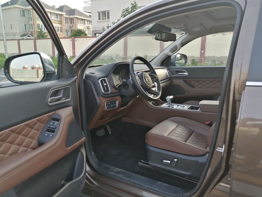 乘坐位置空间宽大，座椅的包裹性不错，乘坐在上面很舒适。