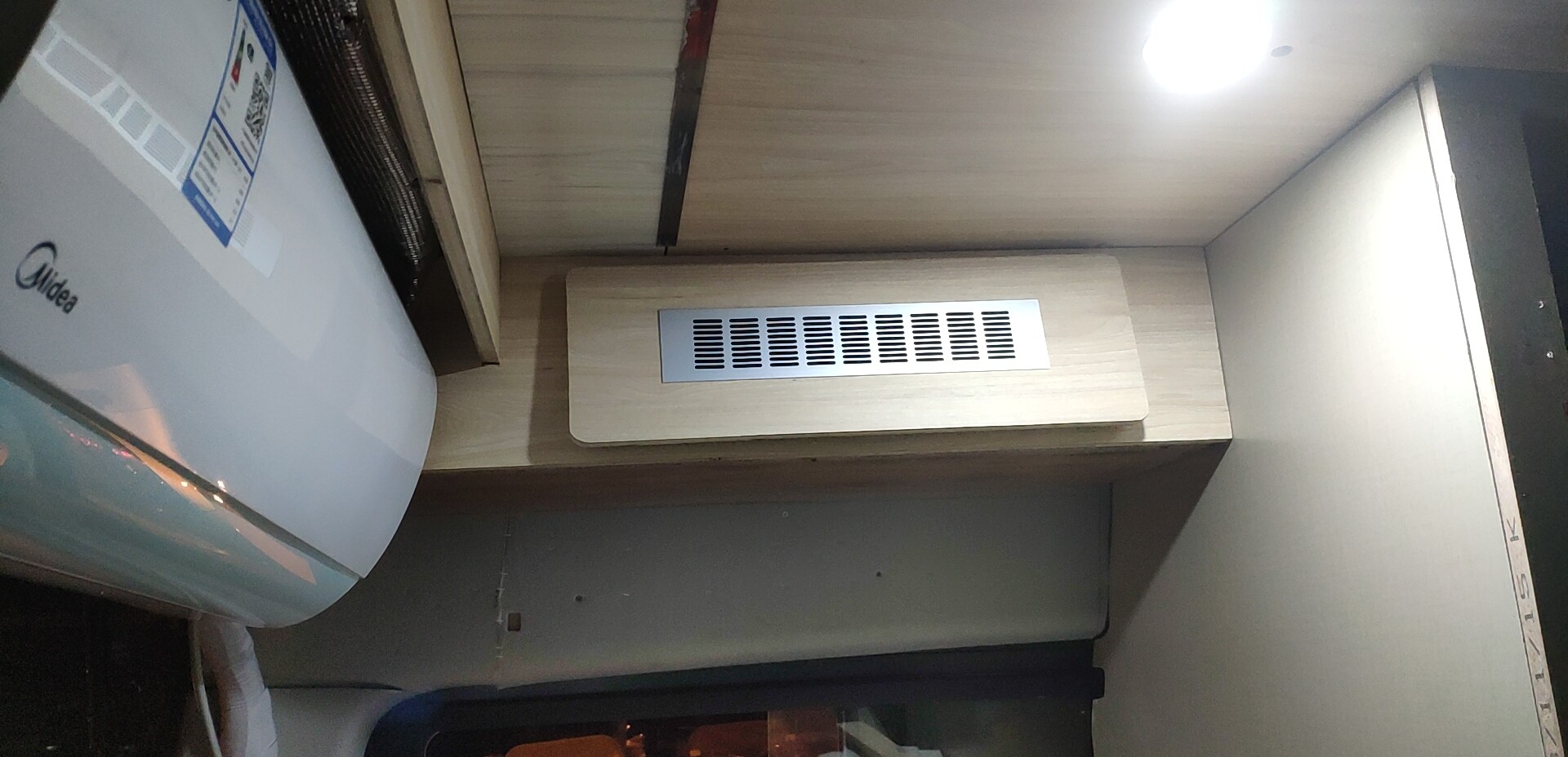这是施工过程中拍摄的图片，还没有包皮的状态。基本上完美的解决了车尾部的收口问题。顺带还做了一个大容量 ...