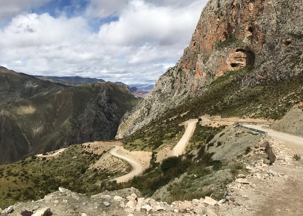 登孜珠山的盘山道。