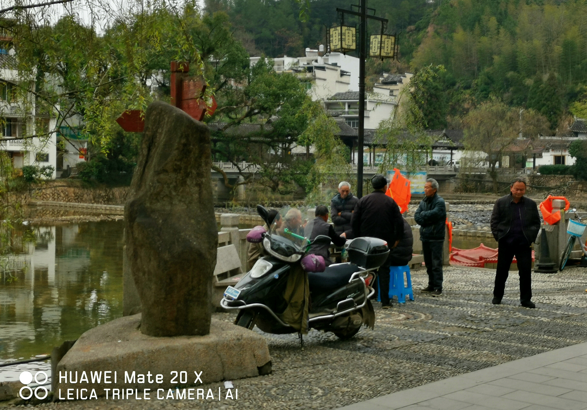 永安桥这块地方如今是当地人的日常活动中心，桥的两端皆有椅凳可供人坐下休息聊天。 ...