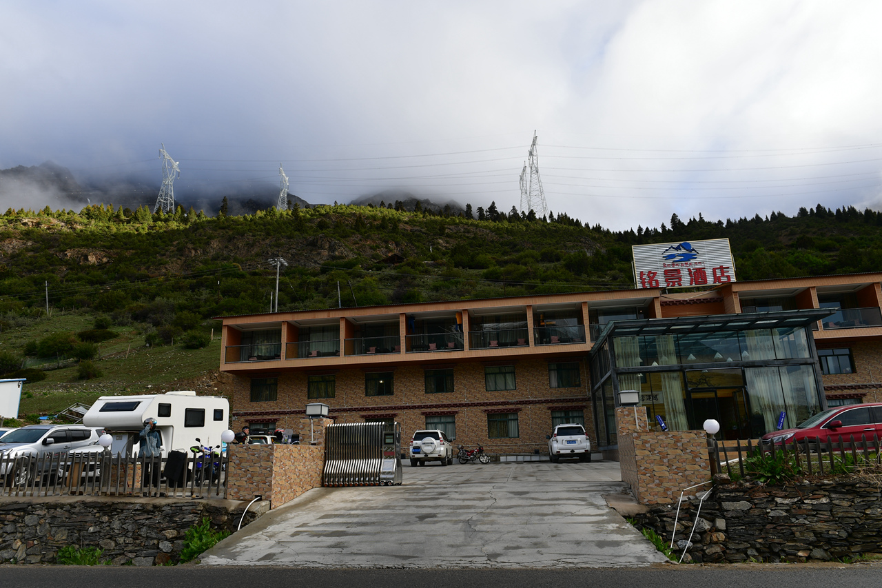昨晚住的地方，就在路边