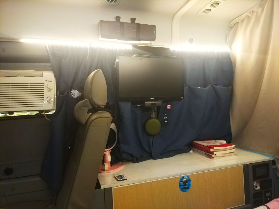 前卧室利用隔断窗帘把车子一分为二。后面是1.4米长，宽1.8米的厨房，卫生间空间。前面2米长，宽1.8米成为了 ...