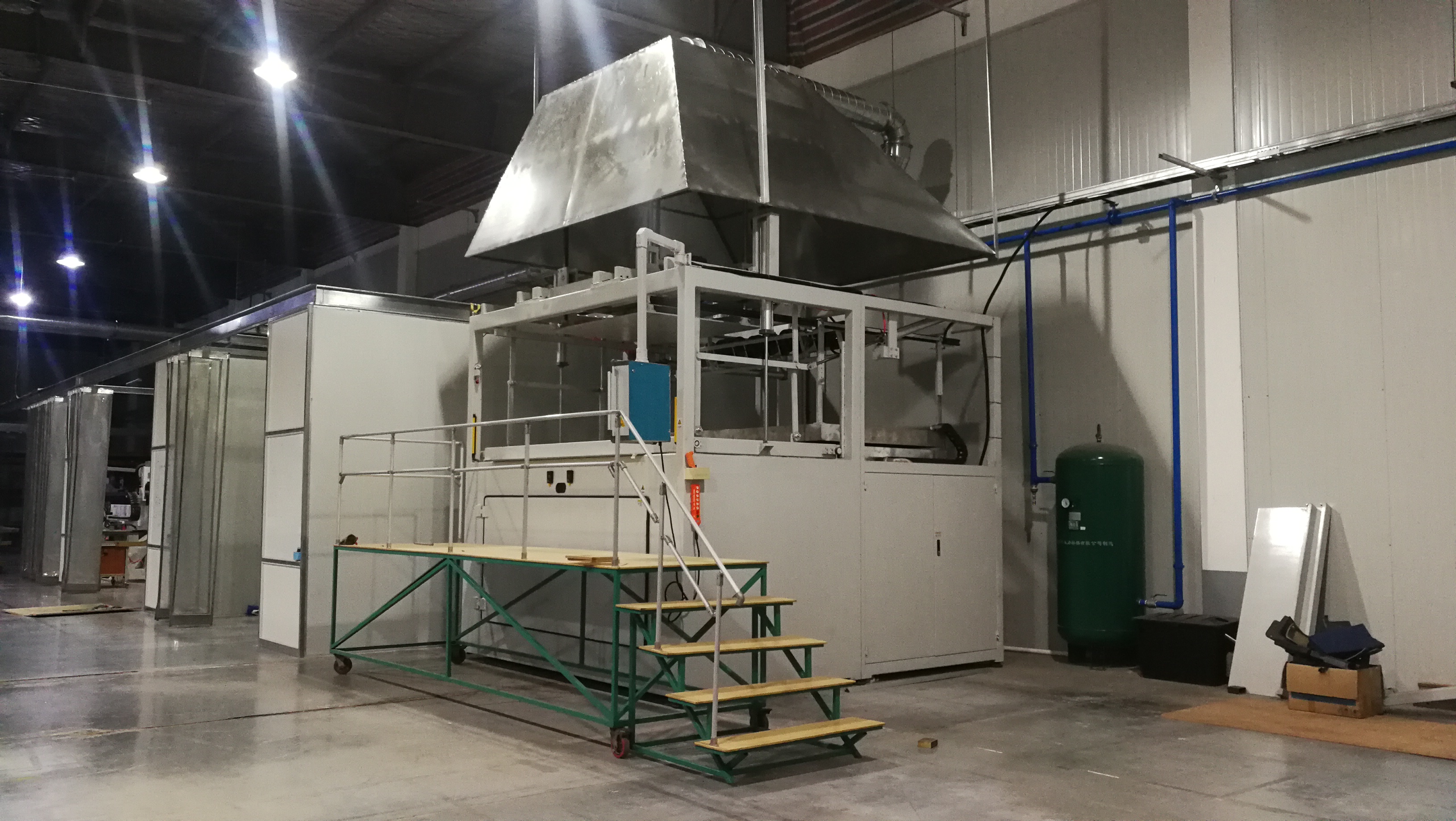 这是厚片吸塑机，最大成型尺寸能够做1500x2500X800，算是比较大的机器了。