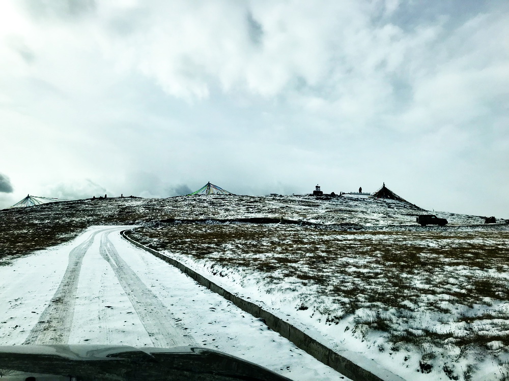 黄河源头纪念碑（俗称“牛头碑”）在山顶上。