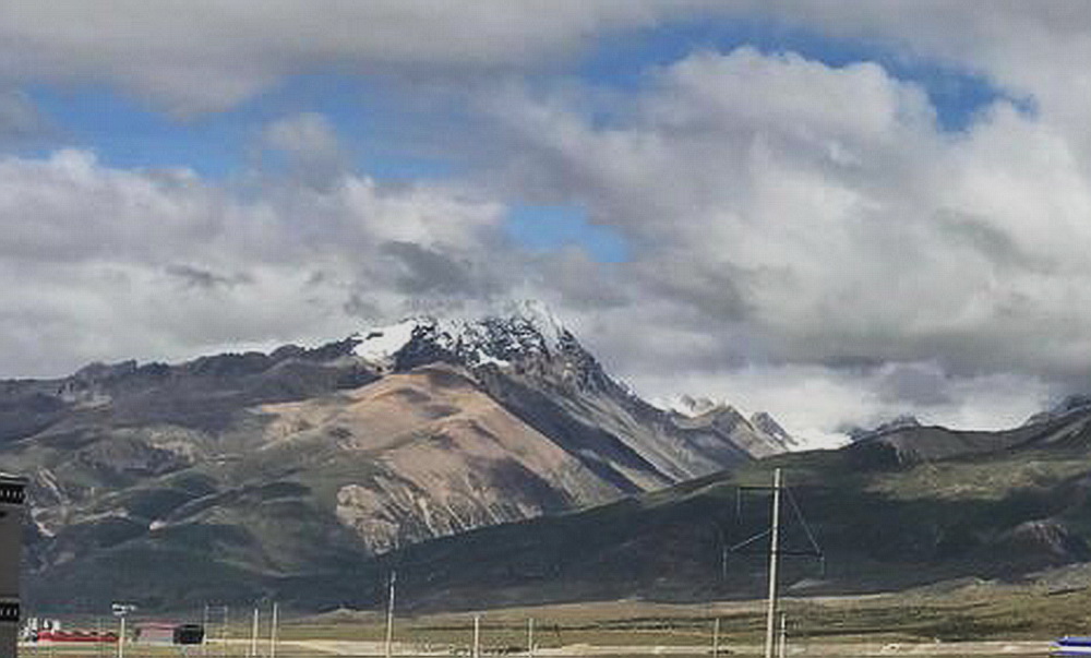 从观景台看到的念青唐古拉山主峰，7111米。