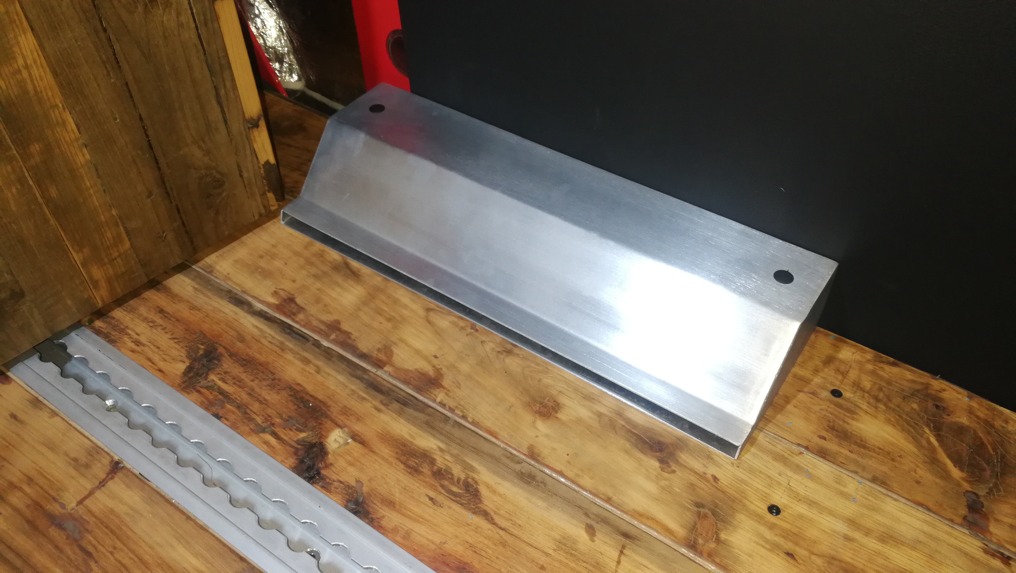 我做了这个铝合金的静压出风口，暖风可以在条形的洞口吹出来。