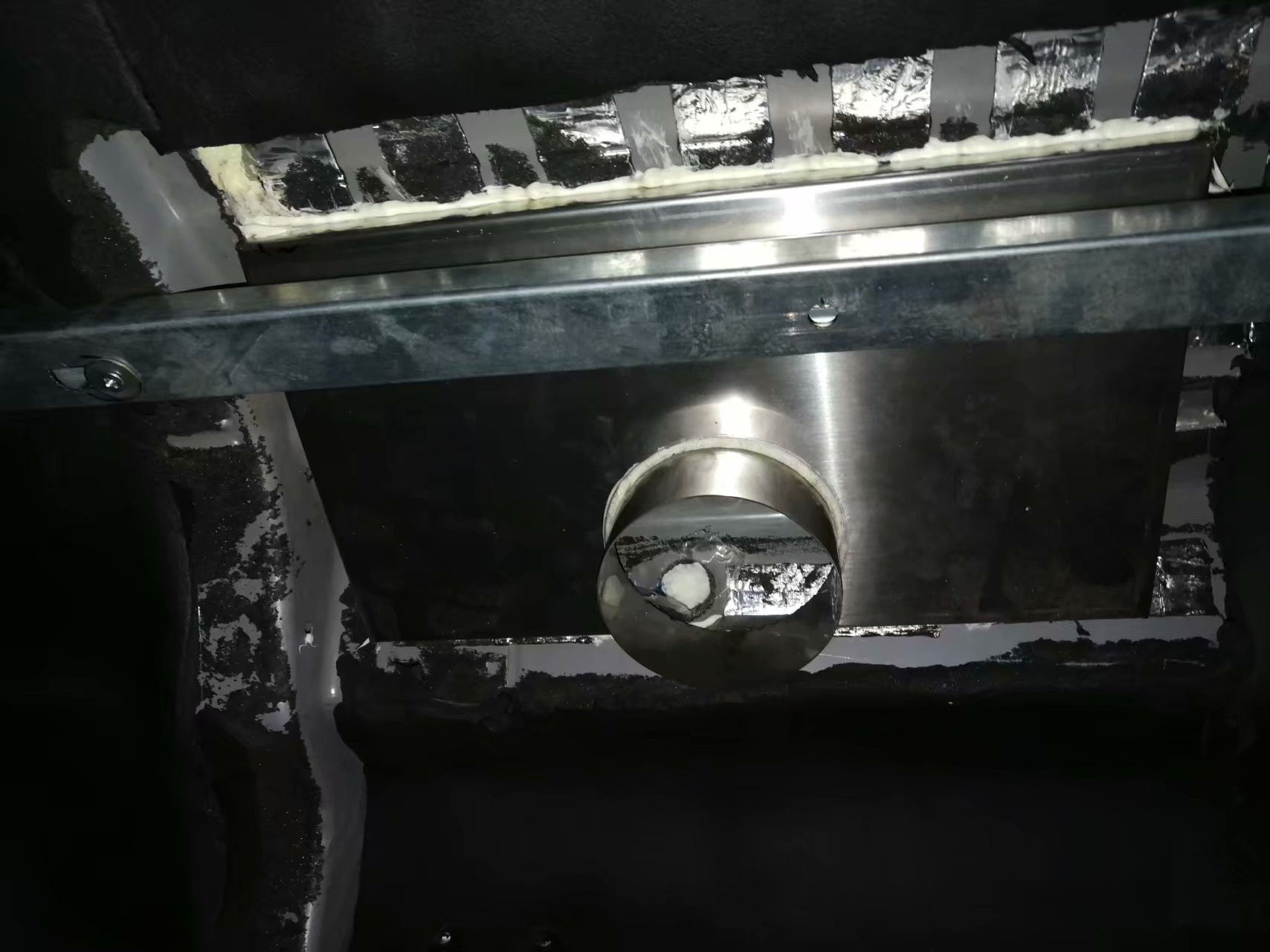 图中的镀锌方管是吊柜的安装钢梁，这样是相当于把排烟管的位置往车的边缘挪了，但车顶的排气孔是在挡水台里 ...