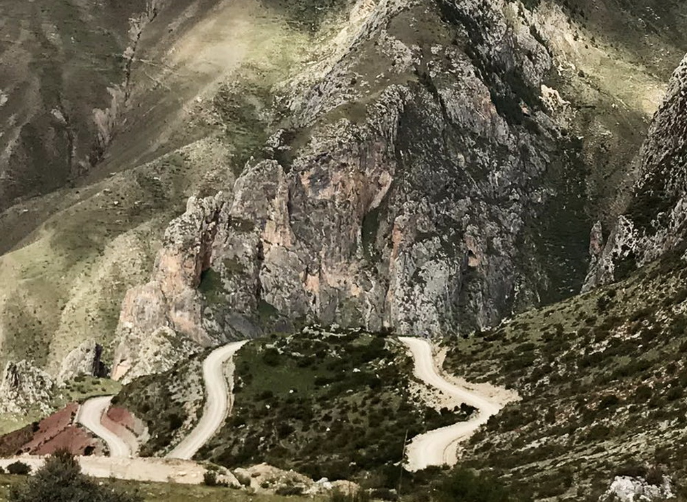 登孜珠山的盘山道。