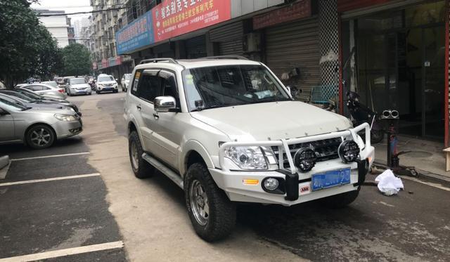 同时可以增加ARB LED辅助灯和10000磅左右的绞盘。