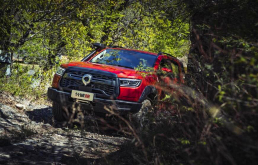 内饰造型较为方正且采用撞色处理，还在细节之处配以缝线以及菱形网格，提升了车内质感。四辐式方向盘造型宽 ...