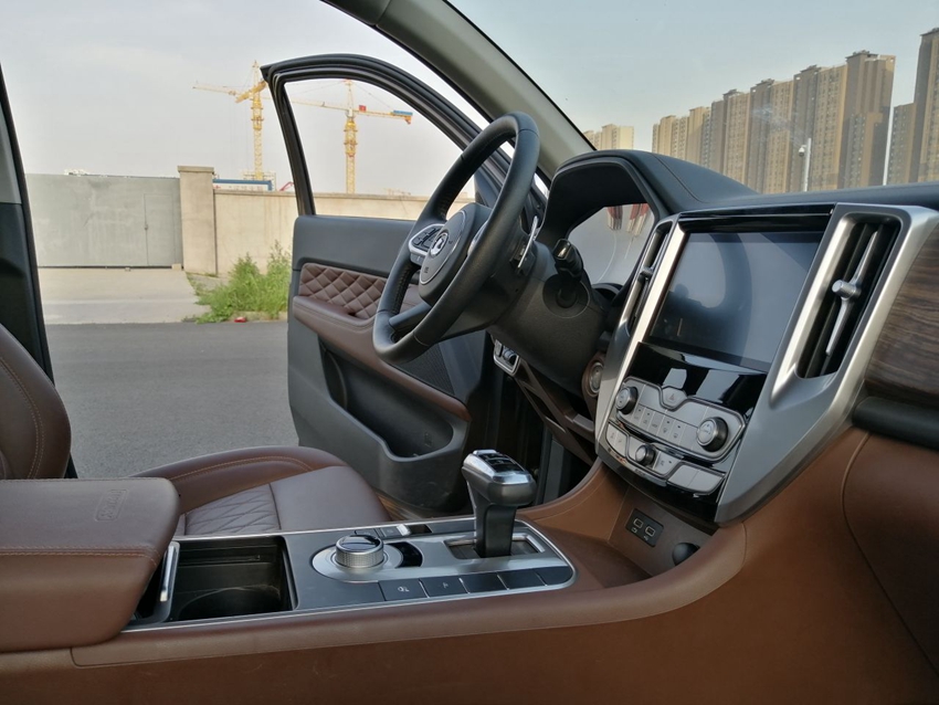 中控屏两侧的空调出风口完美的与中控大屏组合到了一起，看着很有质感和设计感。 ...