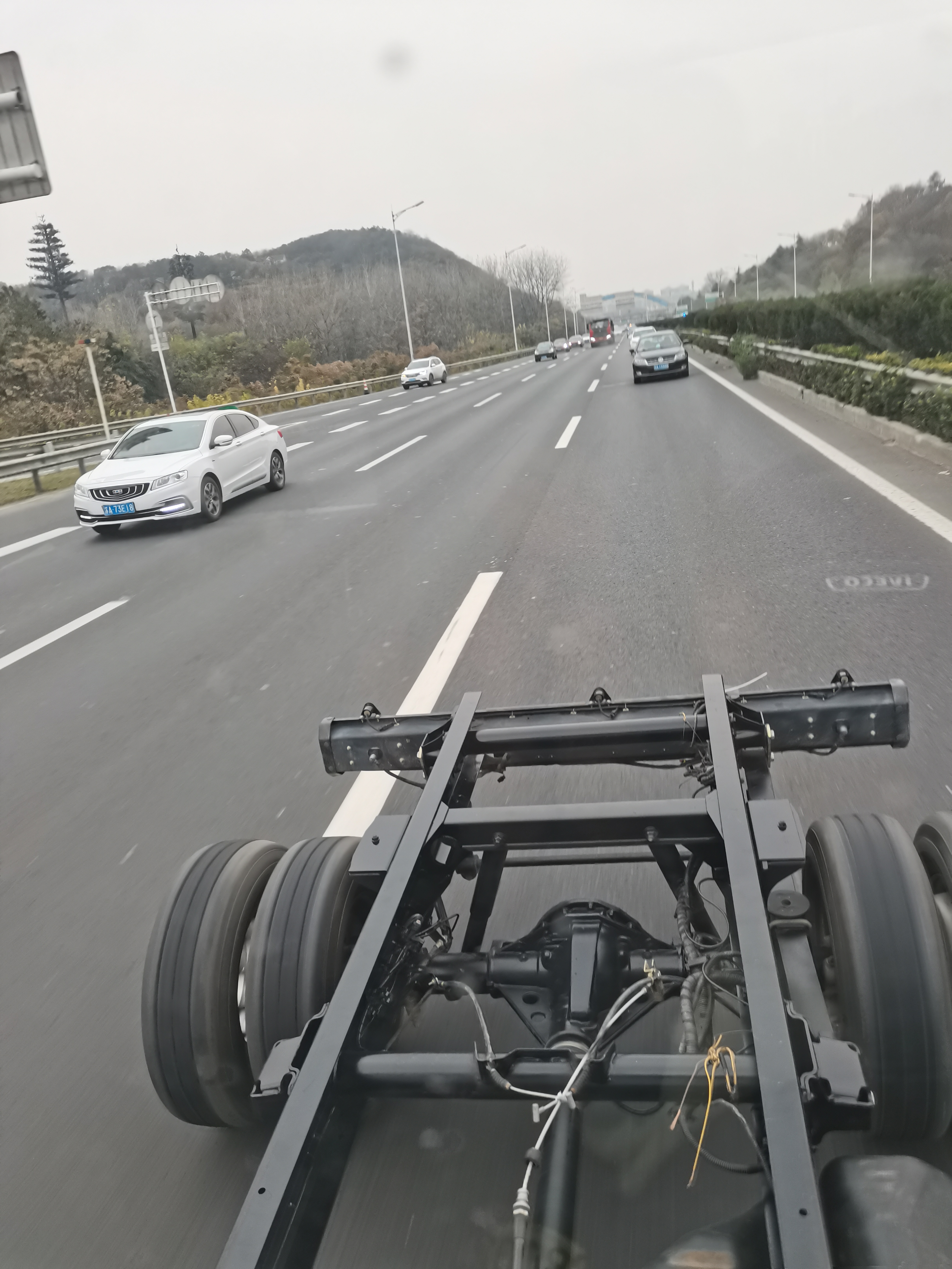 重载桥，宽桥，大梁后面切掉了，准备做贯通行李舱，大梁需要重新加固，改装电子手刹 ...