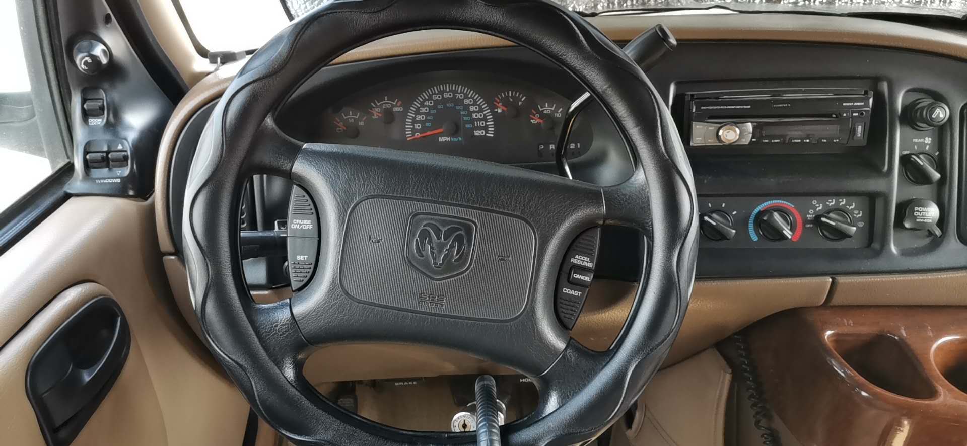 英里表，电压表，水温表，机油压力表，油量表，就是没转速表，经典怀挡，定速巡航，改装碟机，倒车影像，前 ...