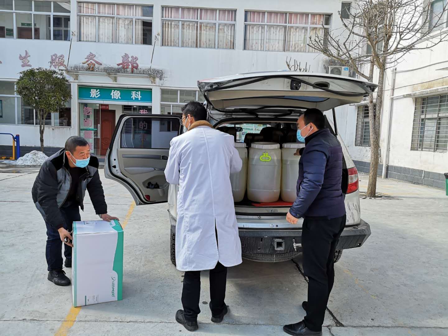 由于下雪，指挥部调拨龙坪物资也由他一并送达