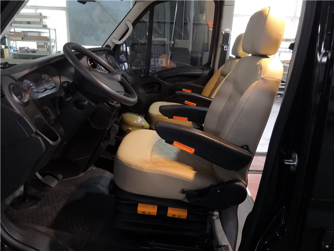 驾驶室中控台保持了原车风貌，中间带有大屏幕的导航带倒车影像一体机。主副座椅都进行了超纤皮软包，还加了 ...