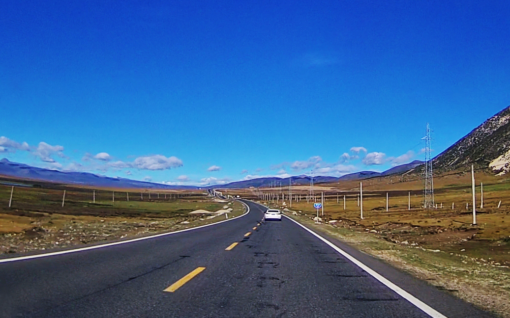 理塘至巴塘路段一马平川