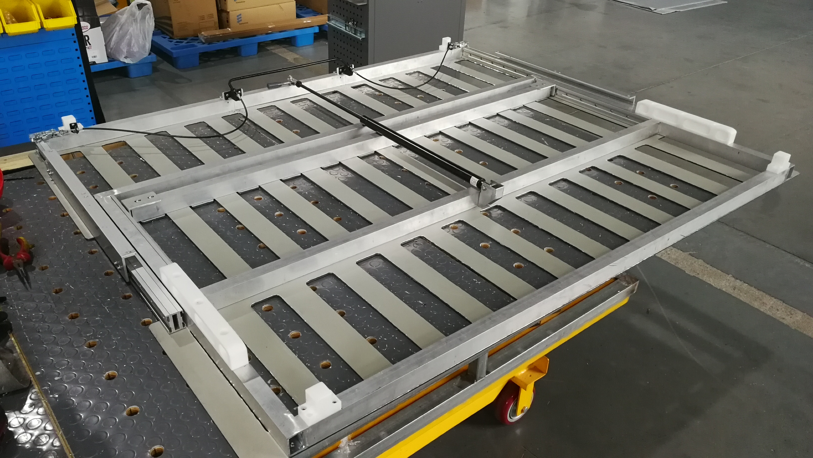 这是可拓宽床板，最小宽度1米，最大宽度1.4米。骨架是铝合金的，床板是碳纤维的！碳纤维板太贵了，轻易不敢 ...