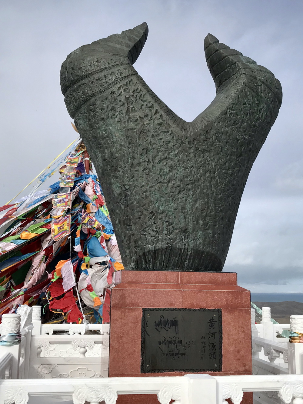 黄河源头纪念碑（俗称“牛头碑”）。