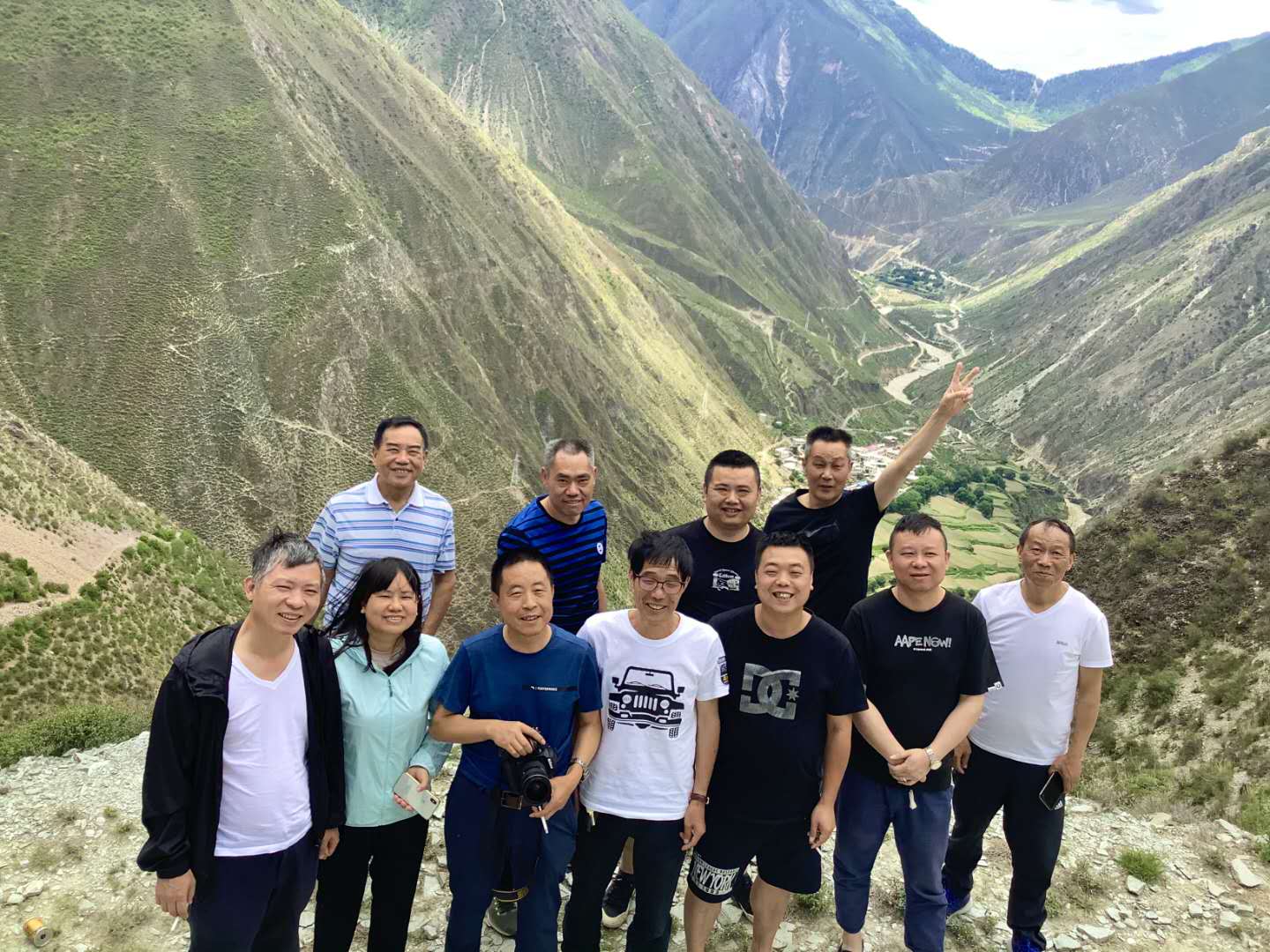 除了老蔡在车顶拍照，队伍人全来了