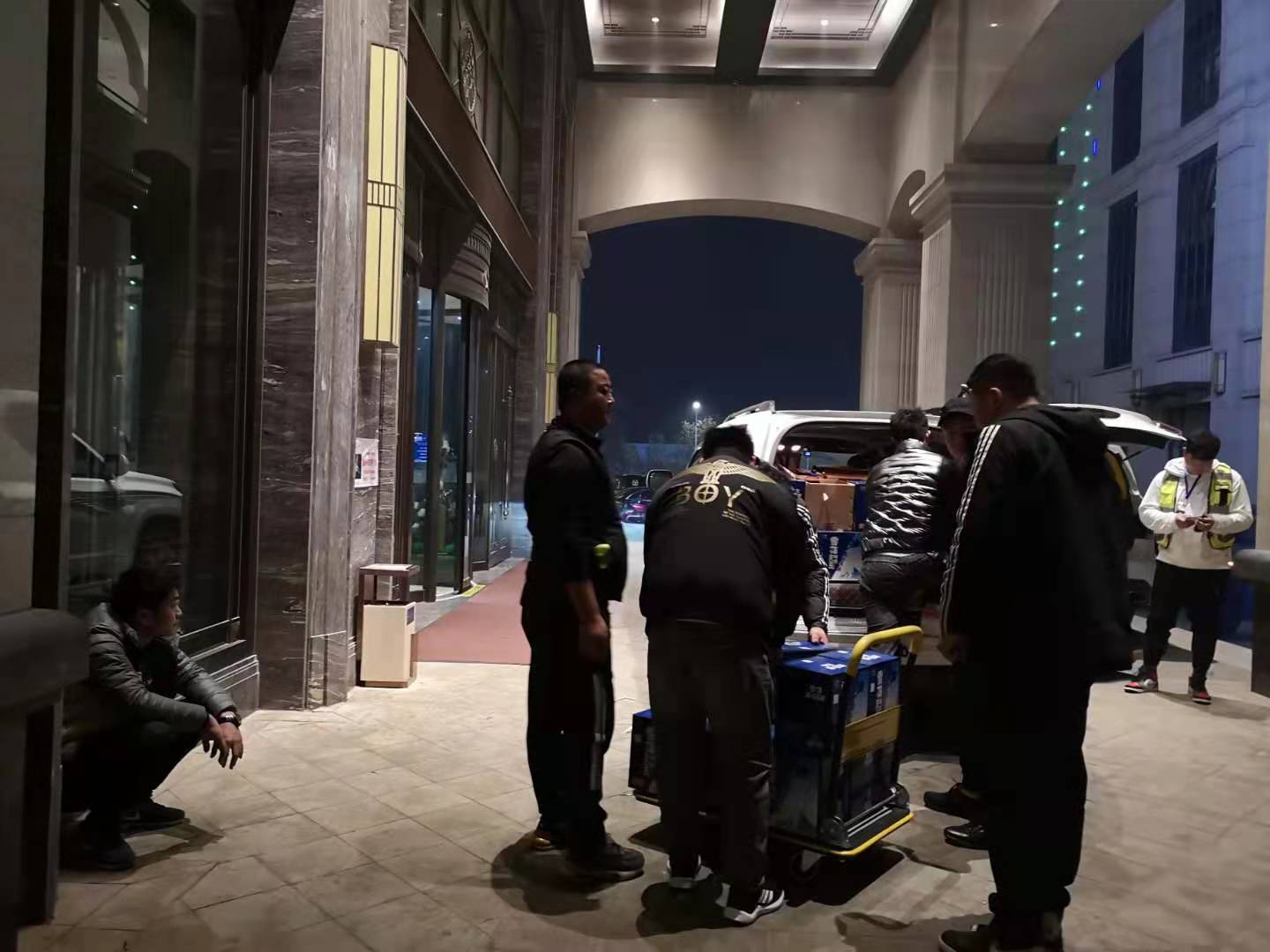 累的都蹲到地上了