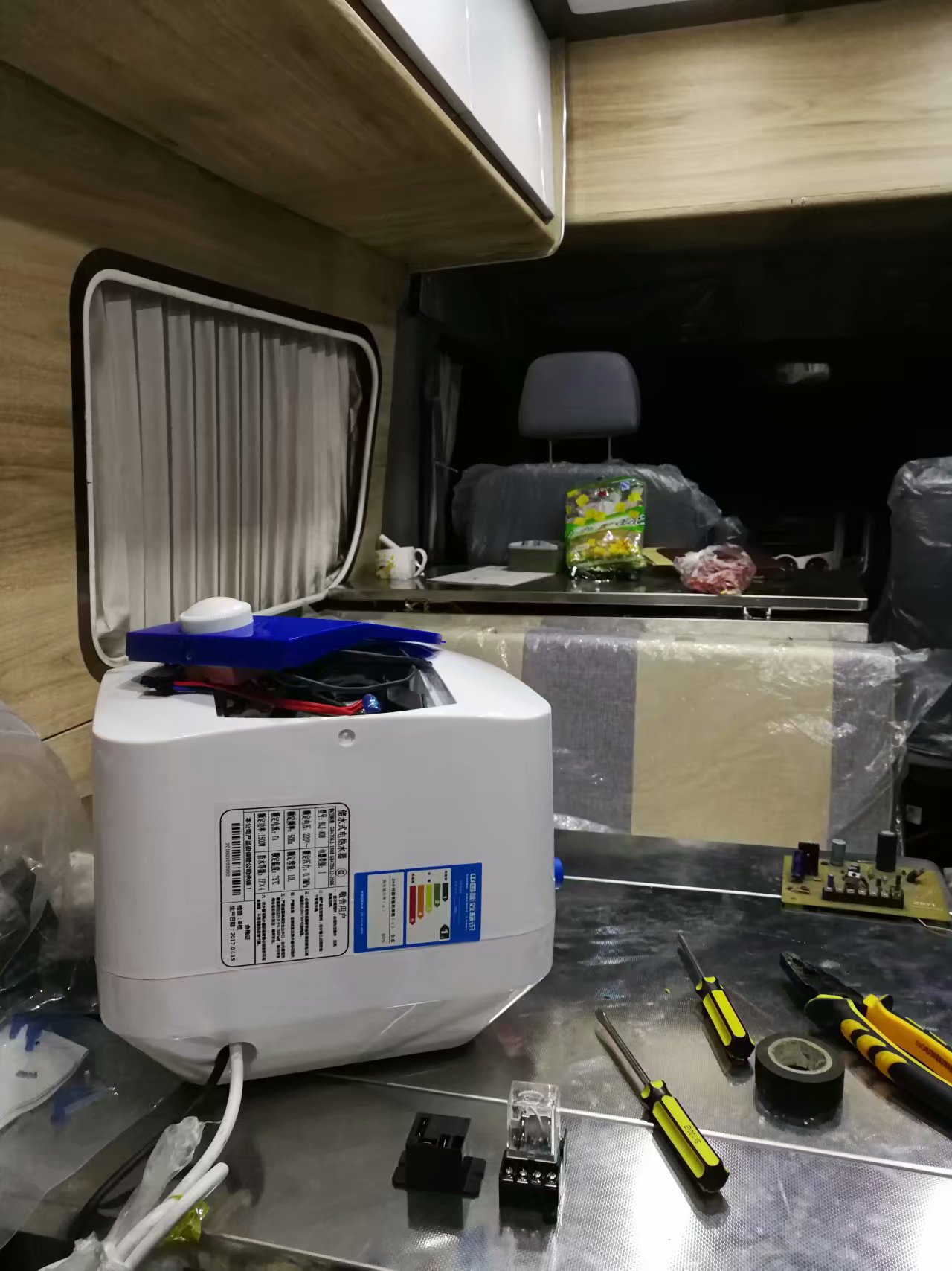 电热水器，和电动马桶一样，没有一键启动逆变器的功能，拆，改，加！！