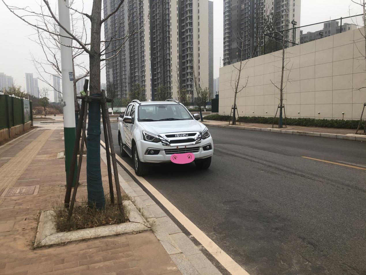 今天去给旁边的工地上送了一些水管，我的D-MAX又成了我坚强的后援！这条街以前从来没有走过，由于另外一条 ...