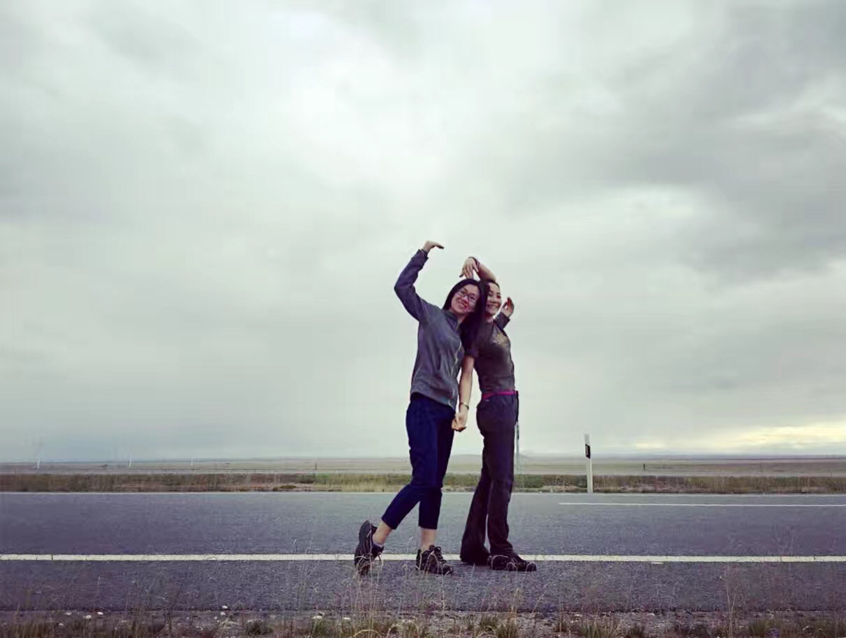 与同行的姐姐在路上合影