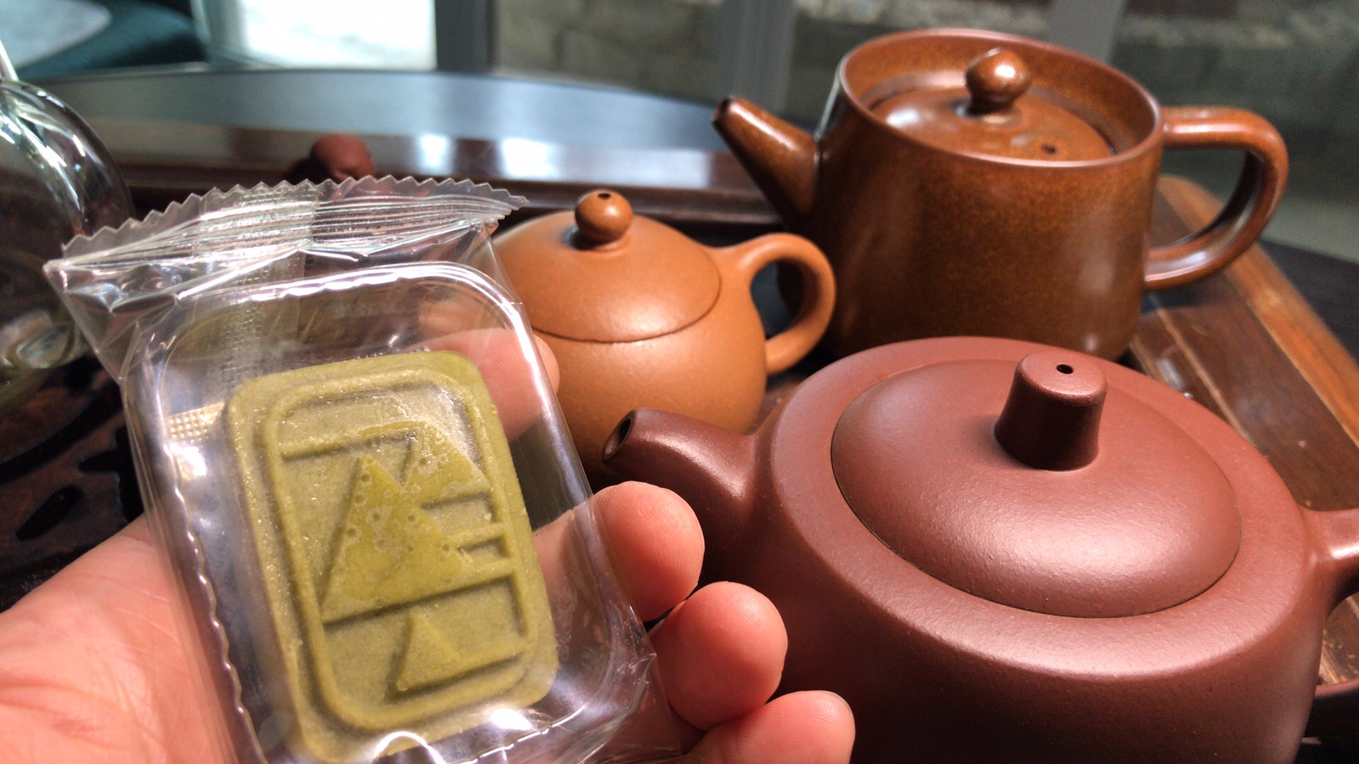 试了一下这个茶点，有点甜了。