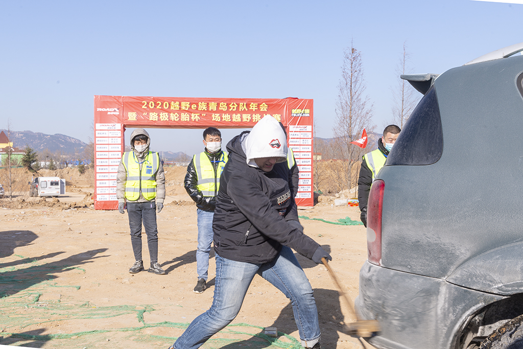 砸一下旁边人喊一声：八十！八十！八十！八。。。没人砸了，胳膊没劲了。 ...