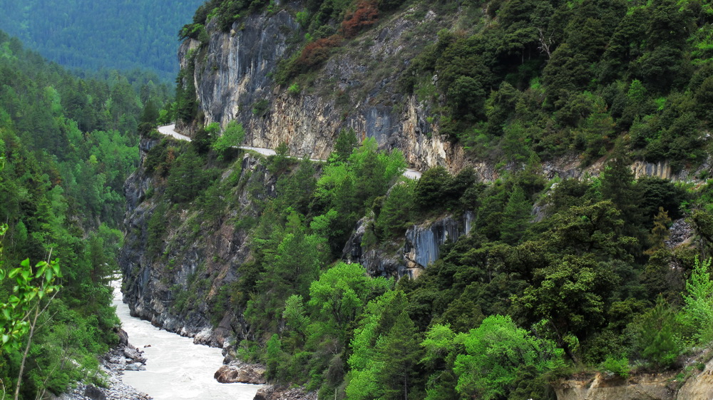 沿江行，当年的318国道。