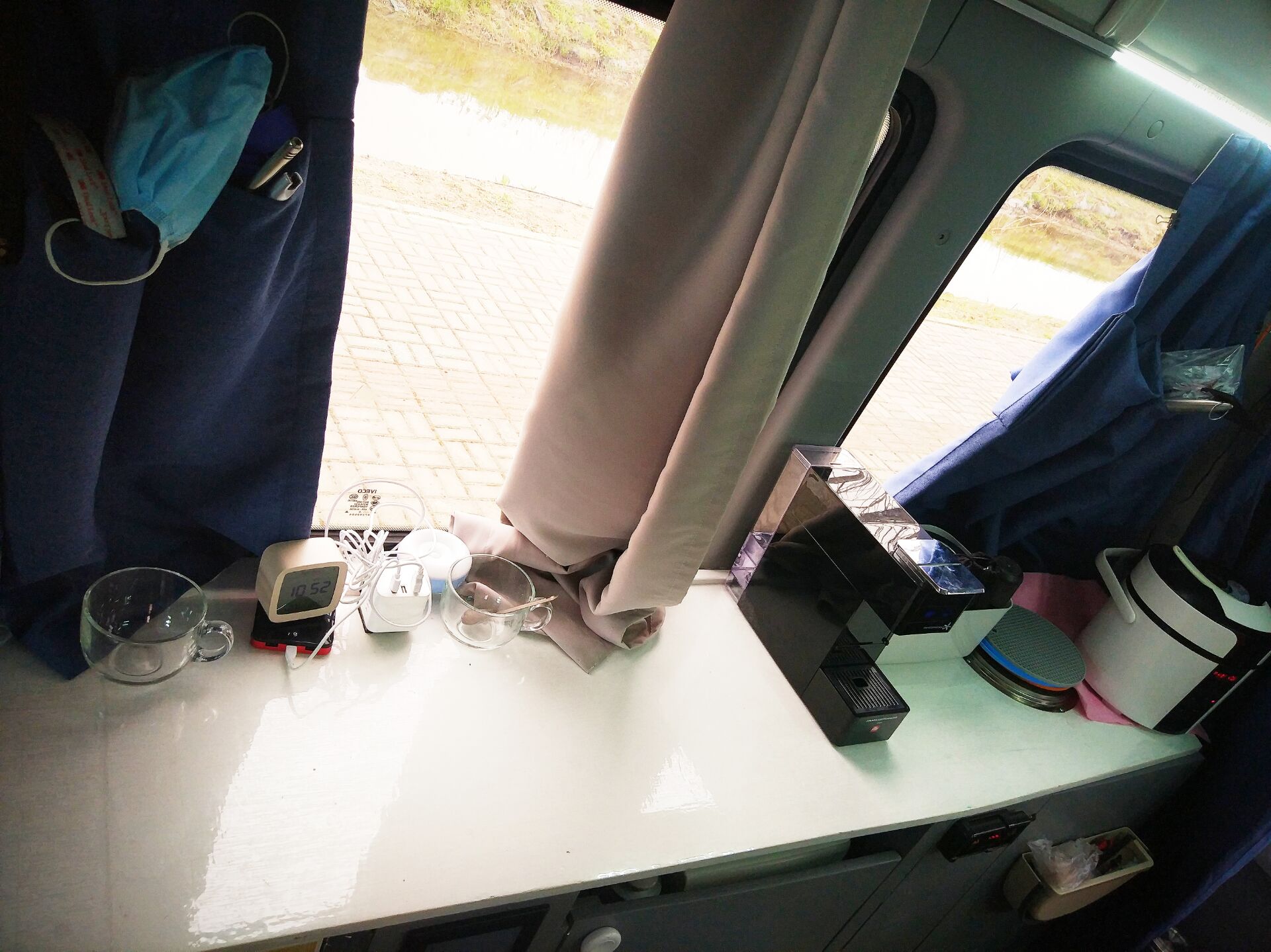 拉开隔断窗帘后，边桌的样子。一台咖啡机。可以直接做咖啡。