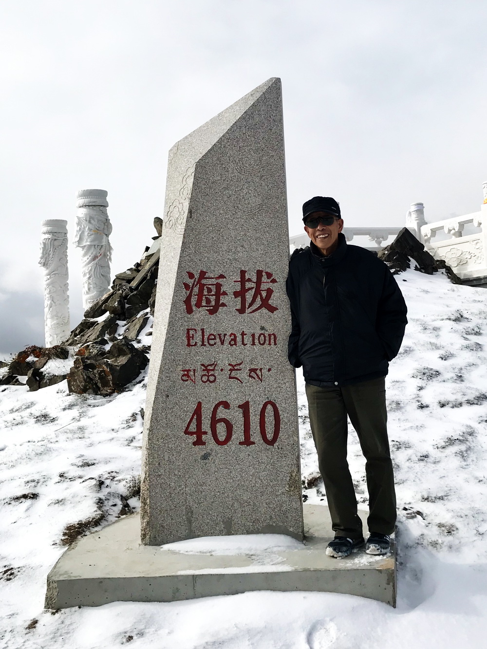 黄河源头纪念碑（俗称“牛头碑”）在海拔4610米的山顶上。