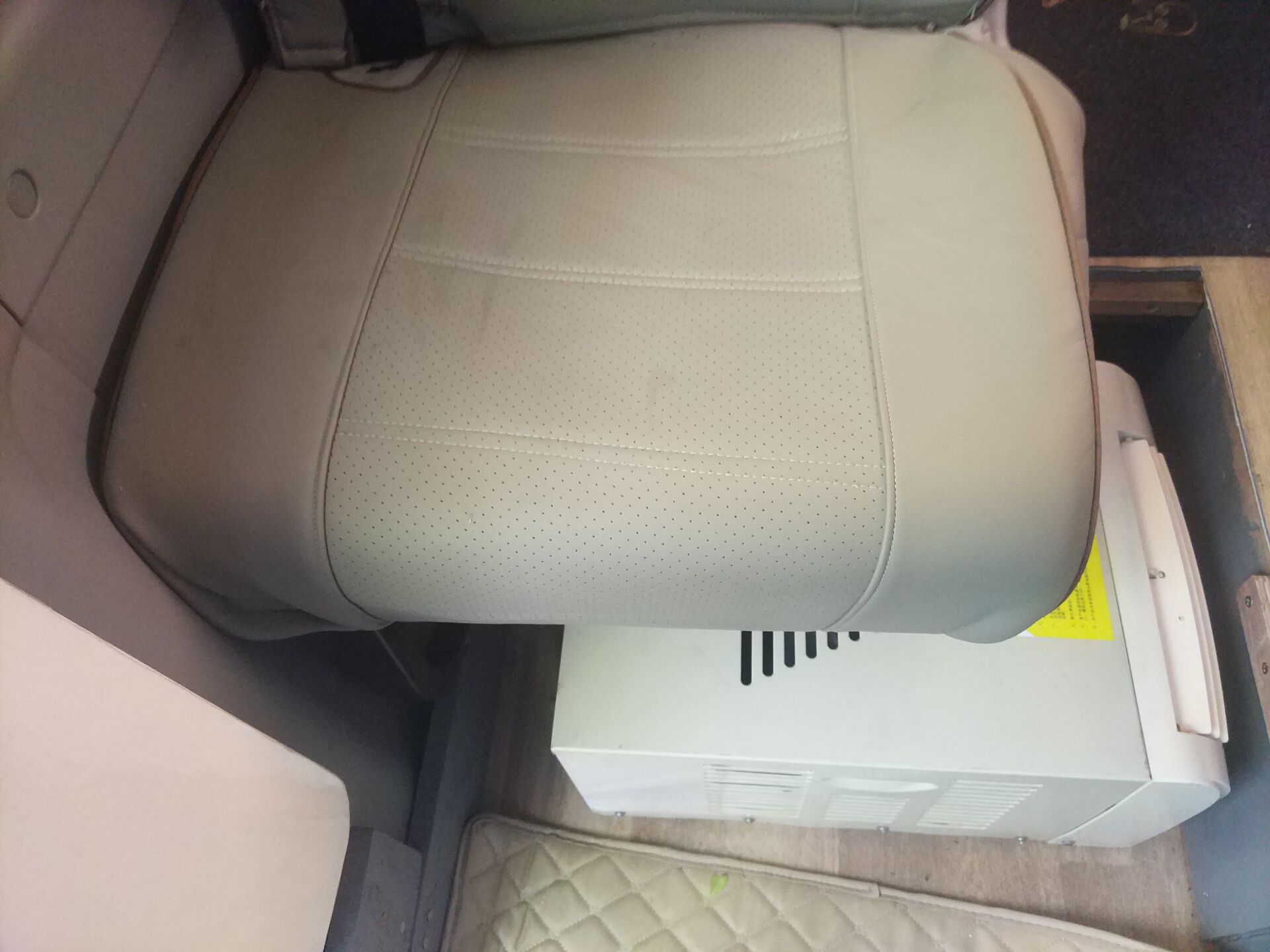 窗式空调藏在我副驾驶座下面