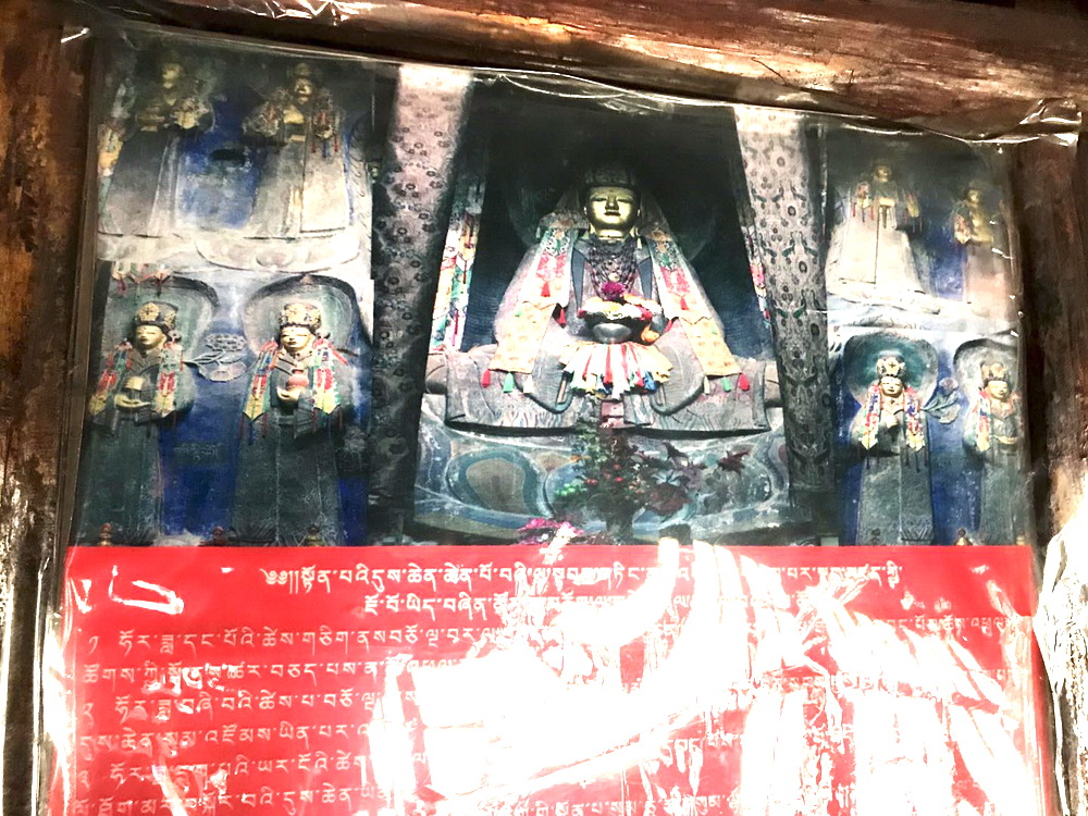 殿内不能为佛像拍摄。只拍了一张供奉的文成公主佛像照片。文成公主佛像面颊丰润，非一般寺庙供奉的神像所能 ...