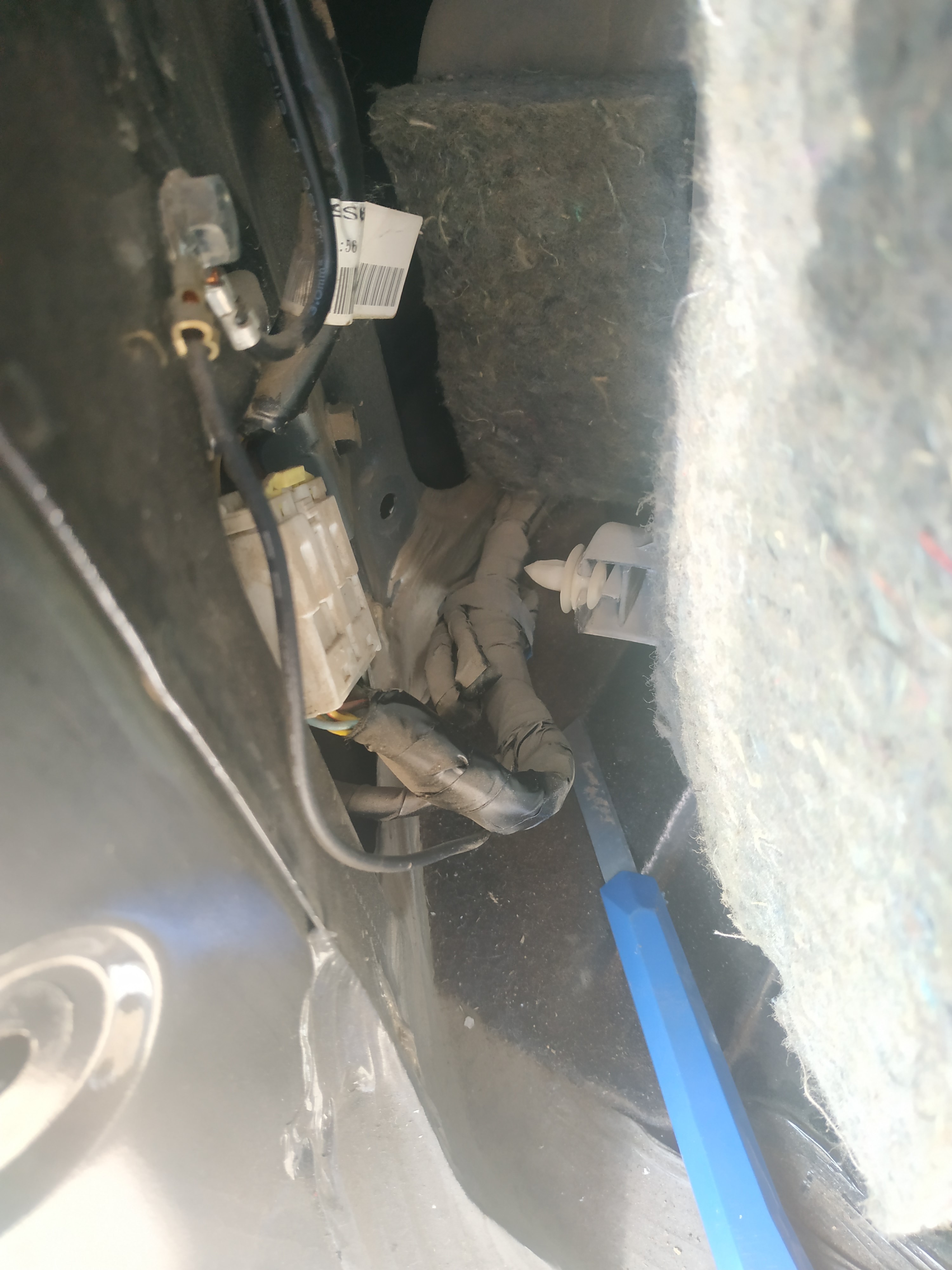 侧面的盖板没有完全拿下来，向外用手一掰就可以操作了，很容易就看见用蓝色胶带捆绑的点烟器的T字型预留线 ...