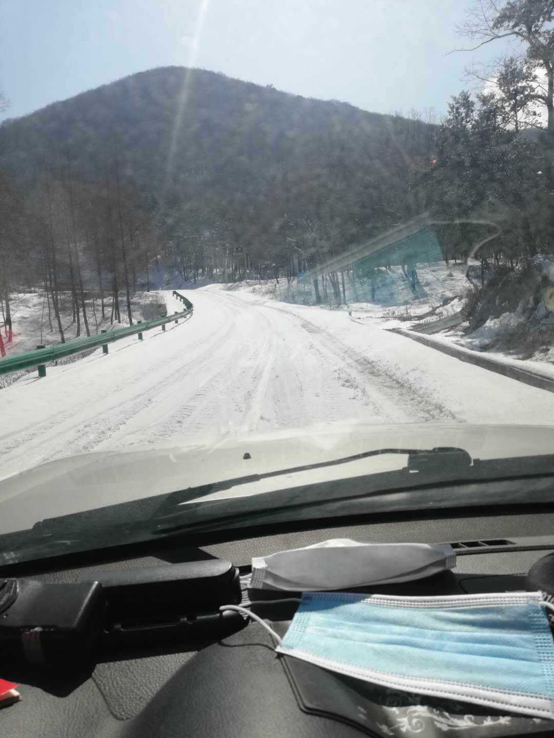 路上积雪越来越厚