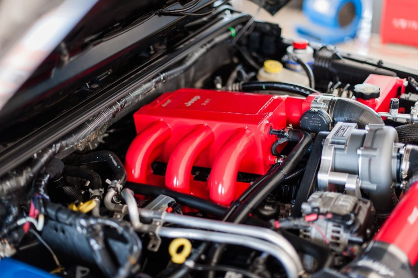 水中冷本体，集成并替换了原厂的进气歧管，以保证有着最短的增压管路。