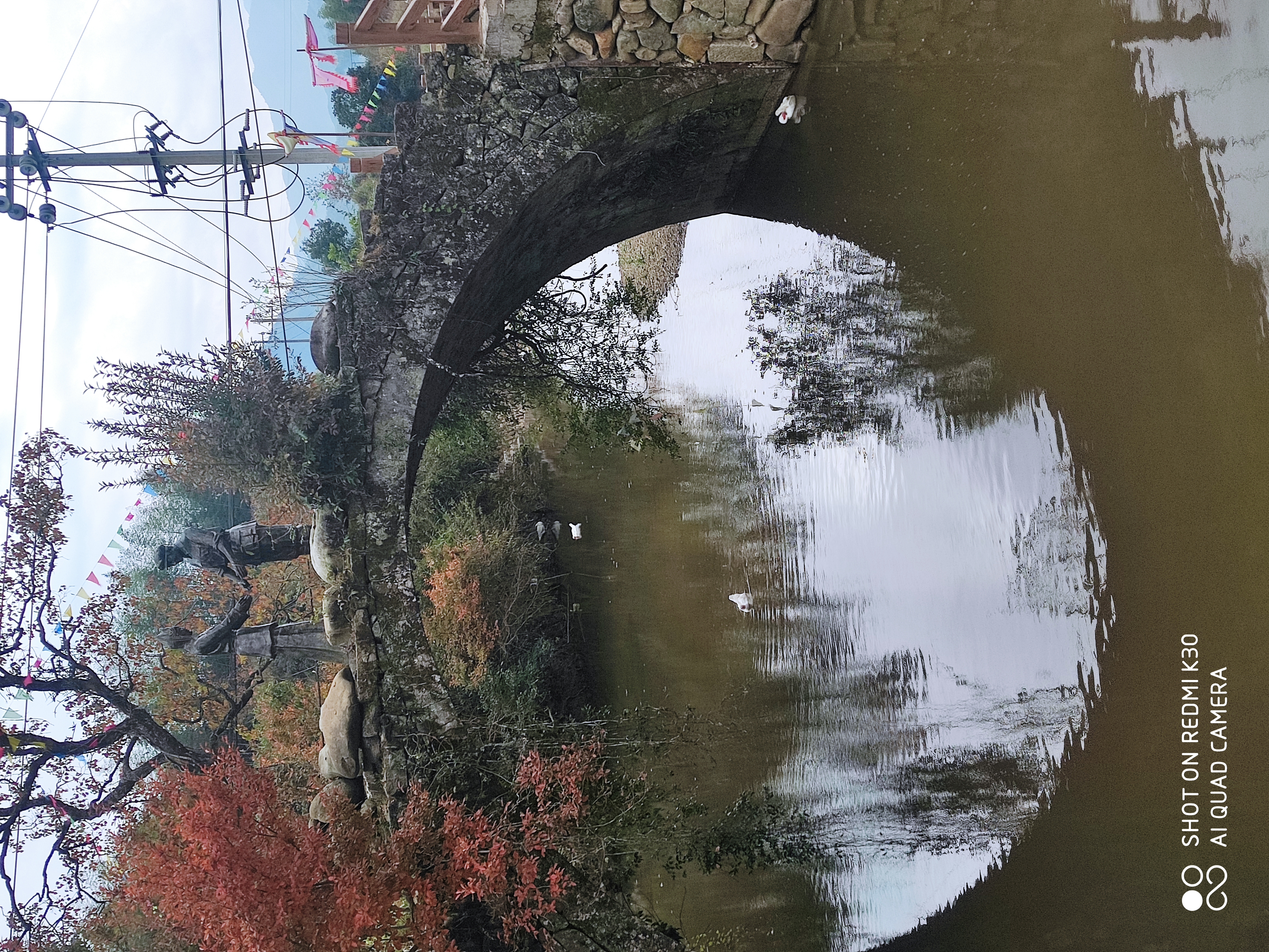 小石桥看过去，又有一石拱桥，上面居然有雕塑