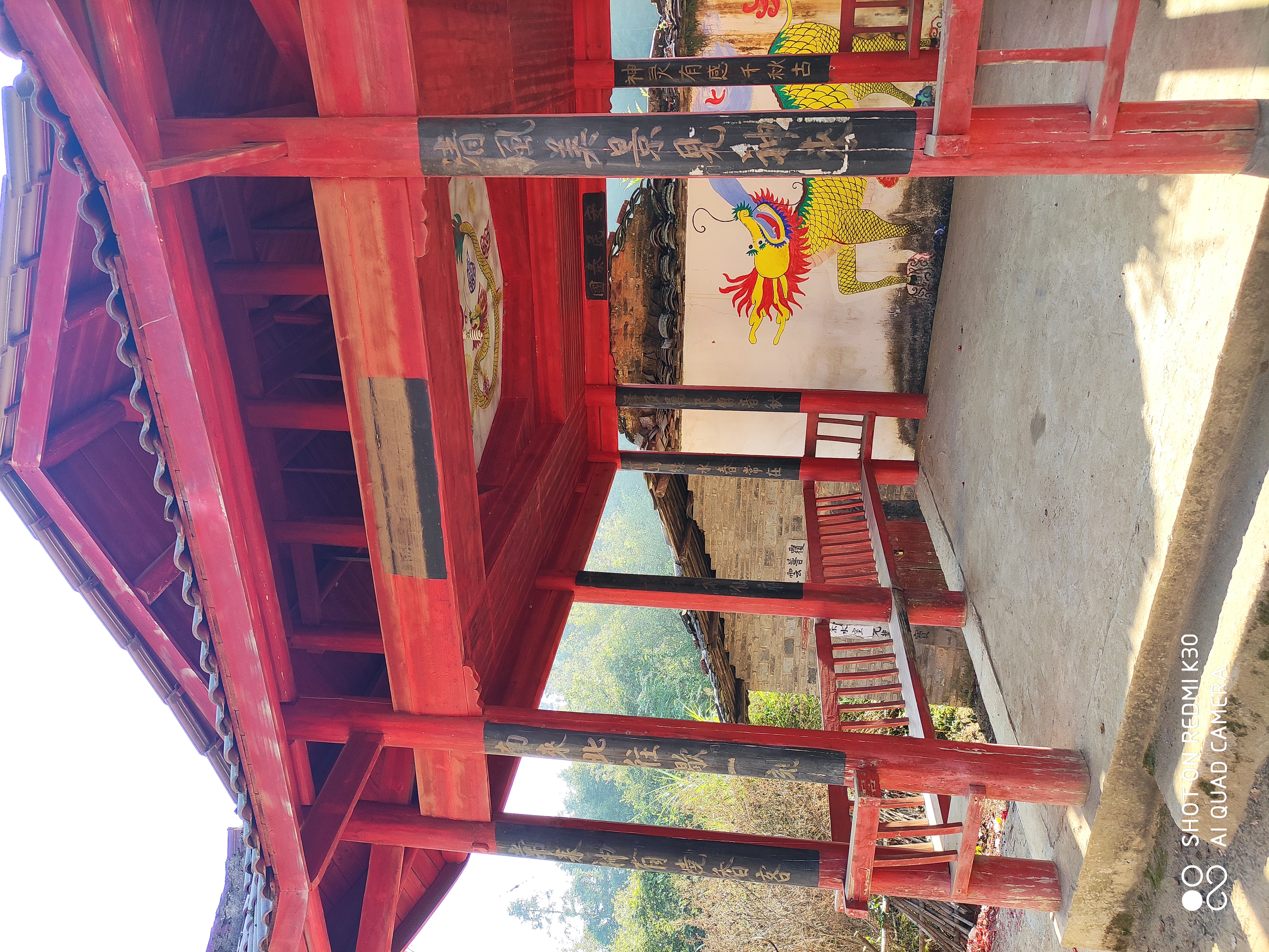 不多远见到一座廊桥，这是旁边亭子