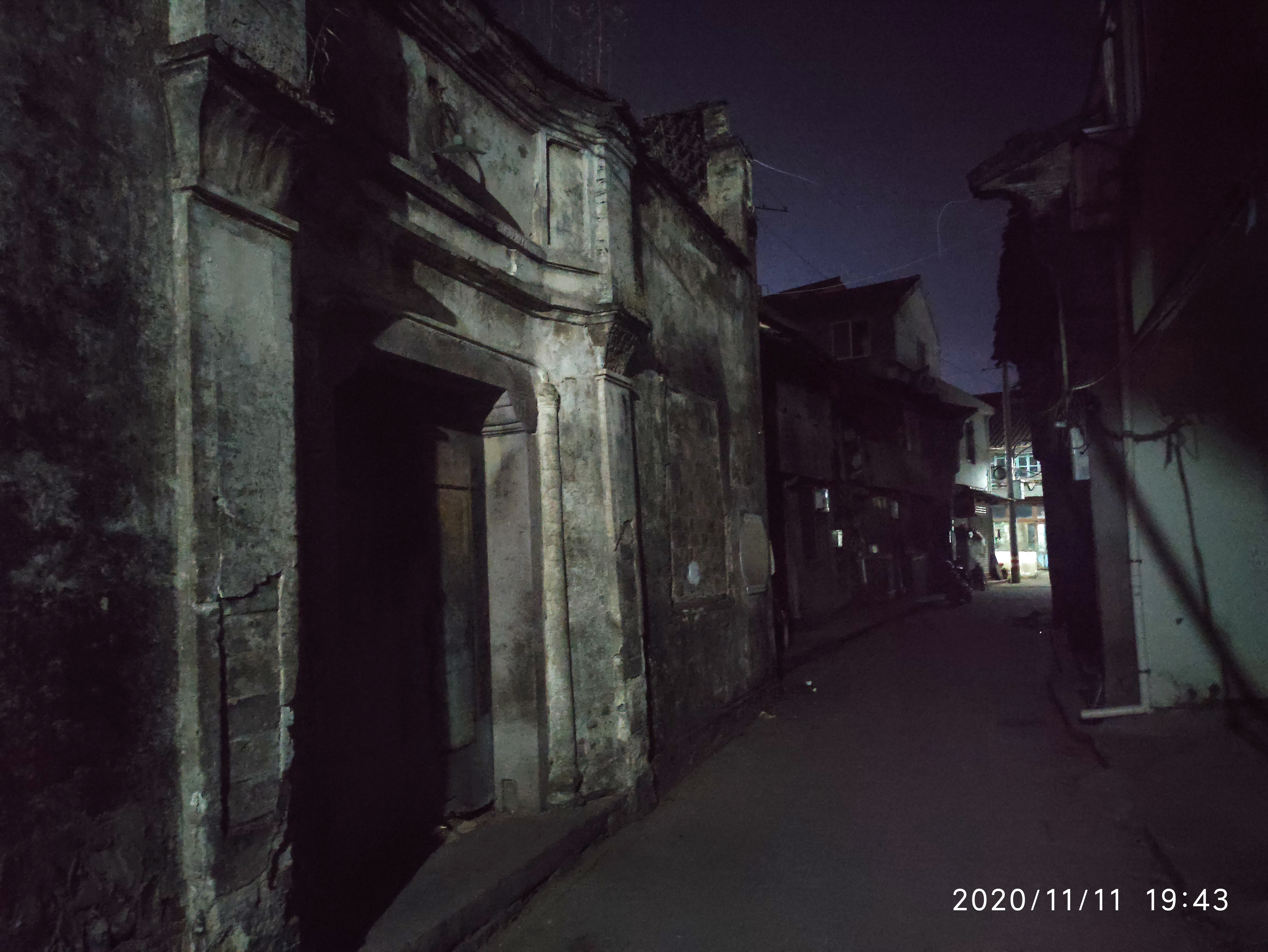 现在许多地方，政府晚间也舍得照明