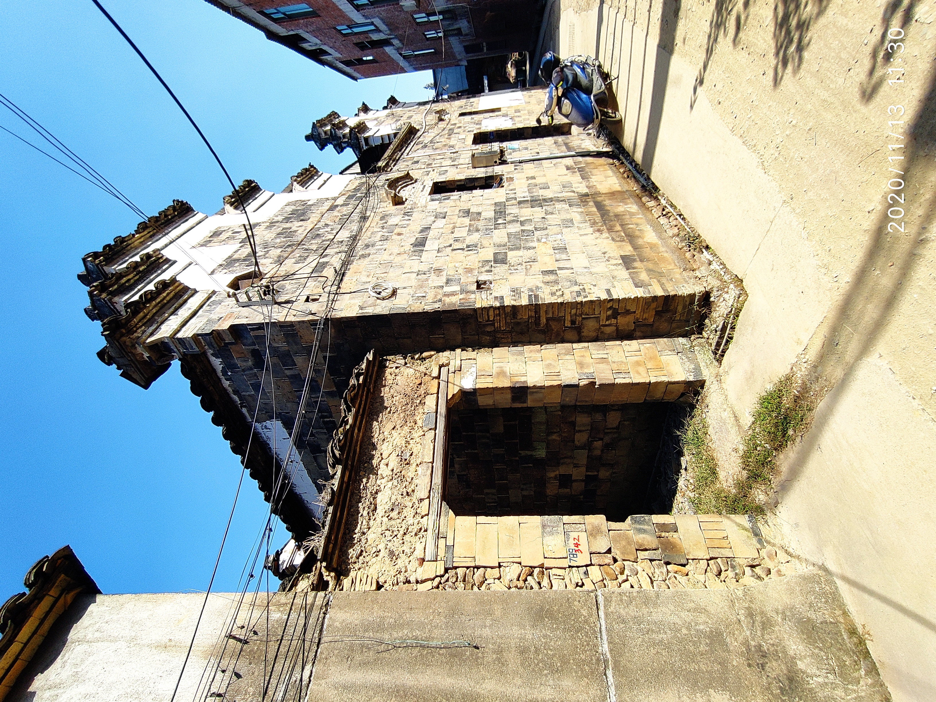 后吴看好寻吃中饭地方，好不容易找个小店买点饼干吃。方便面有， 但没开水。下午去缙云县新建镇河阳古村 ...