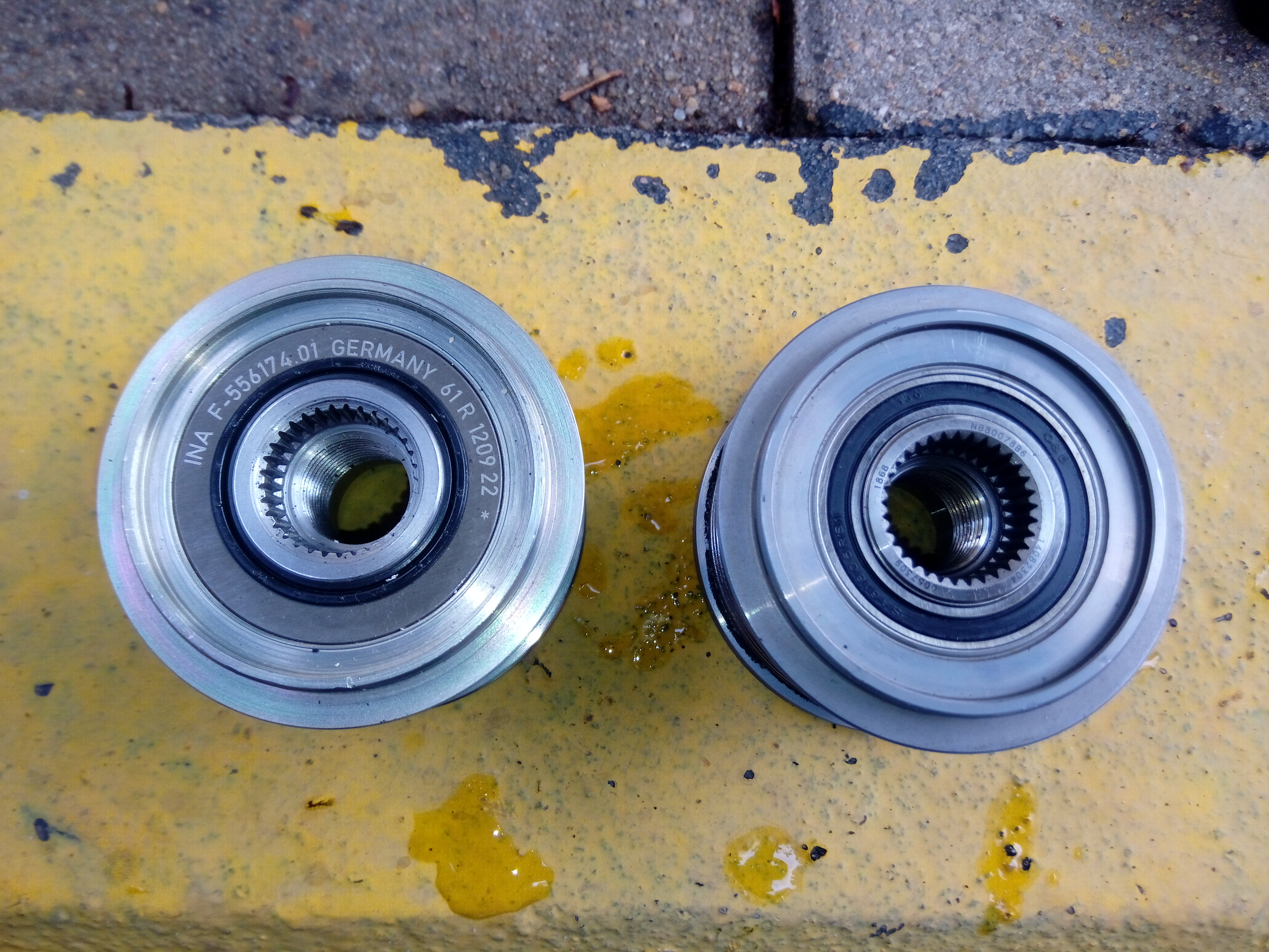 新旧两个单项轮。原厂的已经坏了，卡死了，起不到单项轮的作用，但它又不是完全卡死，所以会产生异响噪音。 ...