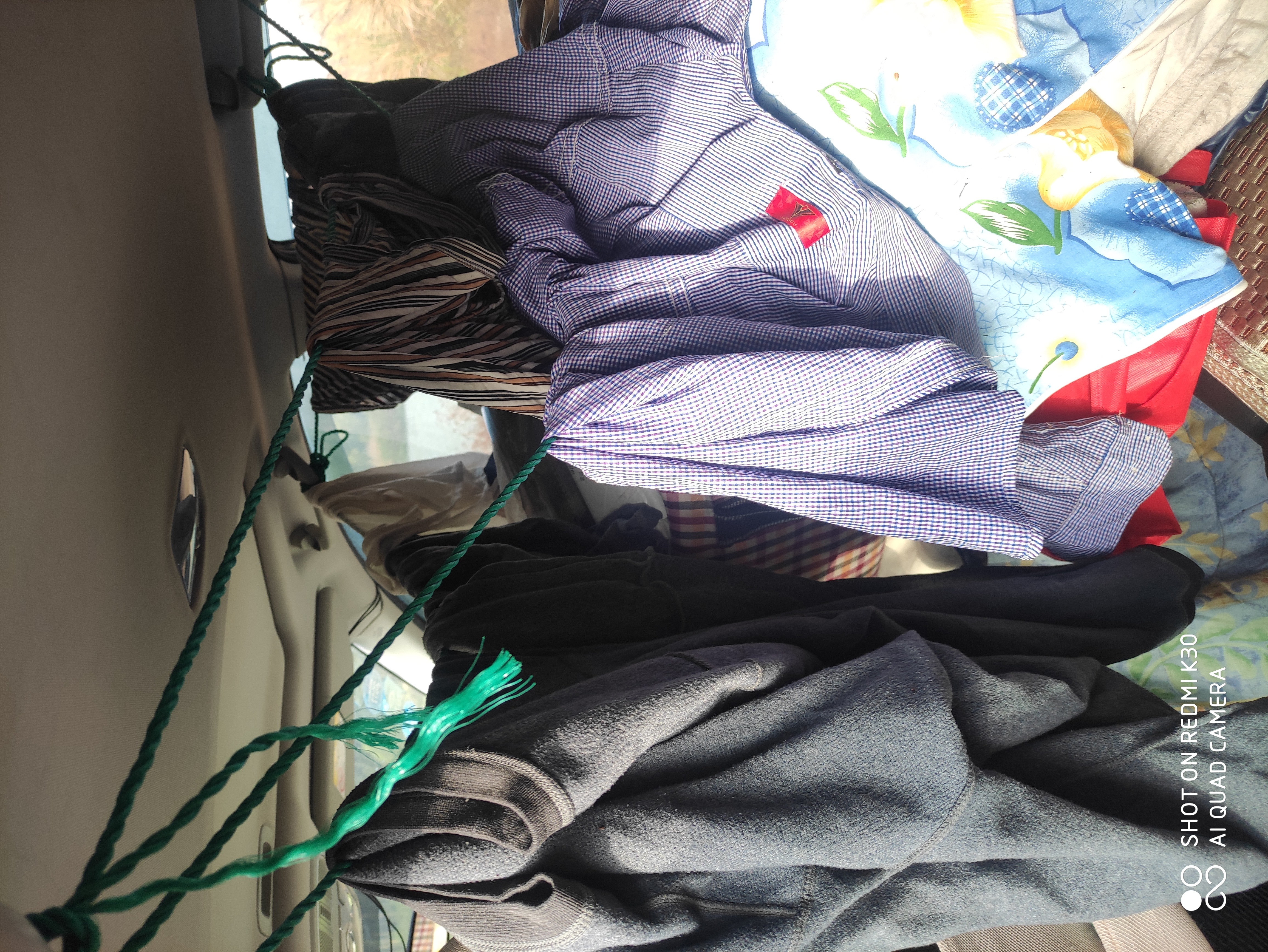 昨天衣服没干，晾挂车内