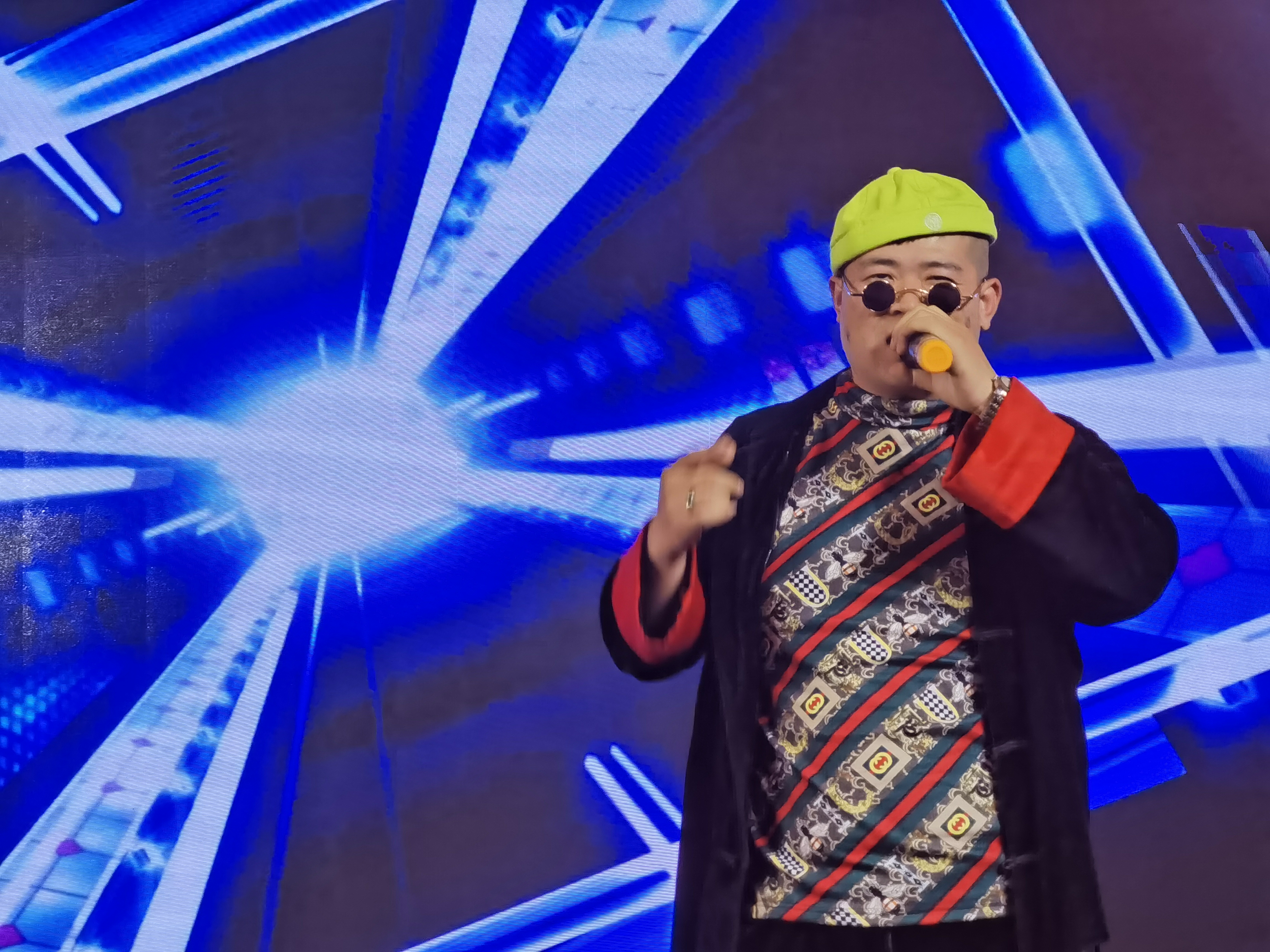 这哥们的帽子太喜庆！