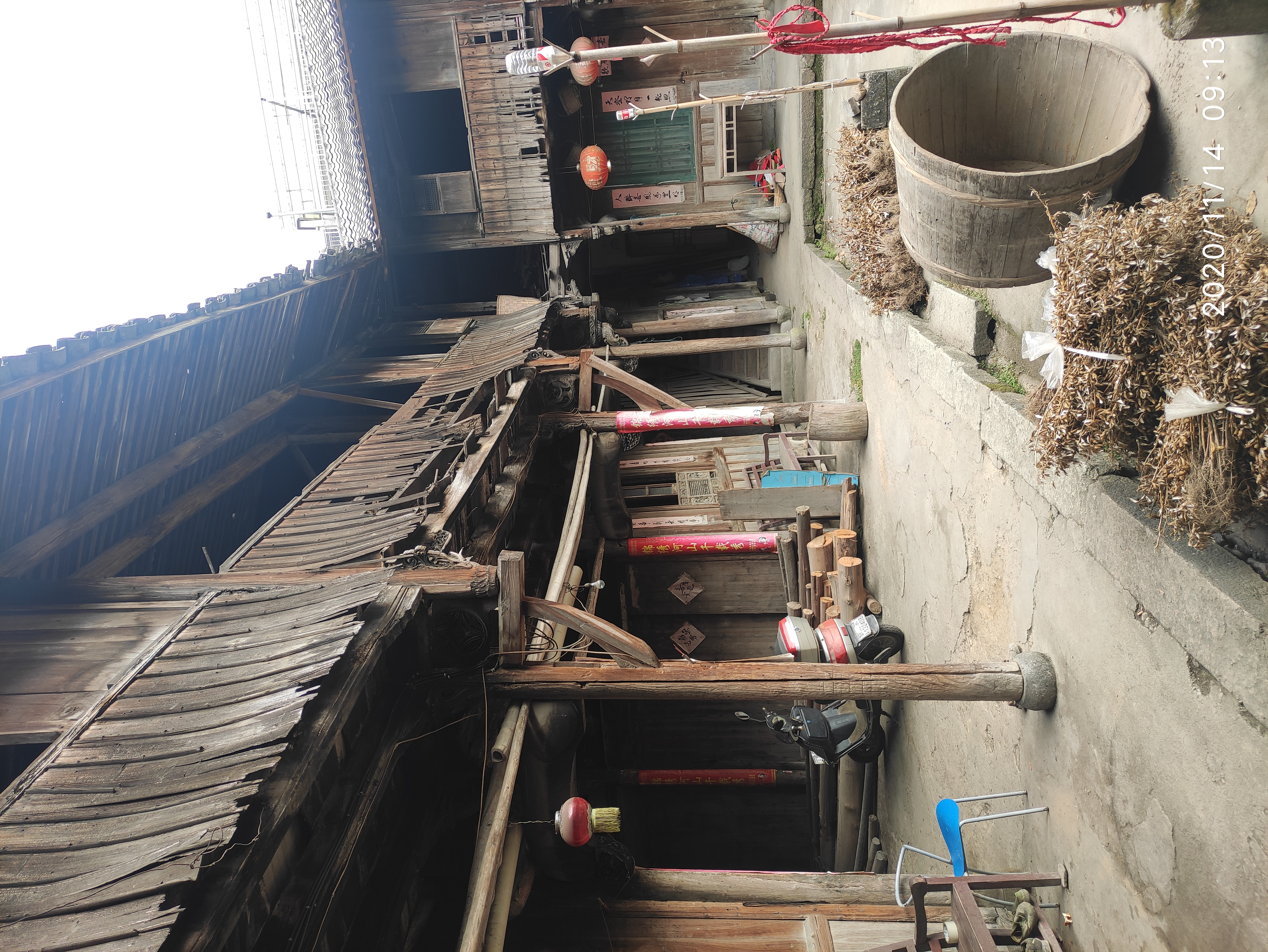 房子这么破旧，但生活的人们还是收拾得干净的