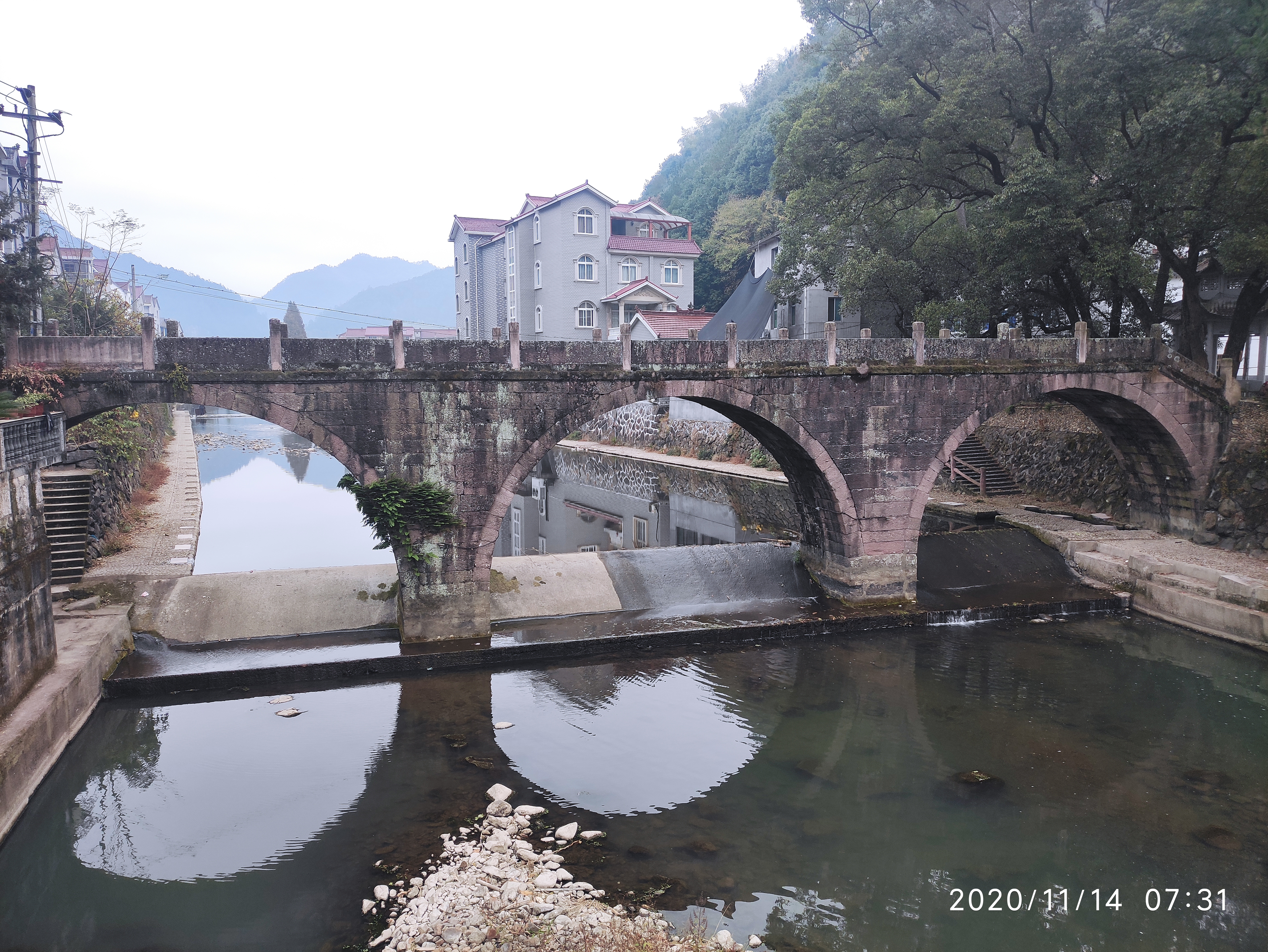开出新建镇没多久，又看到一座古桥