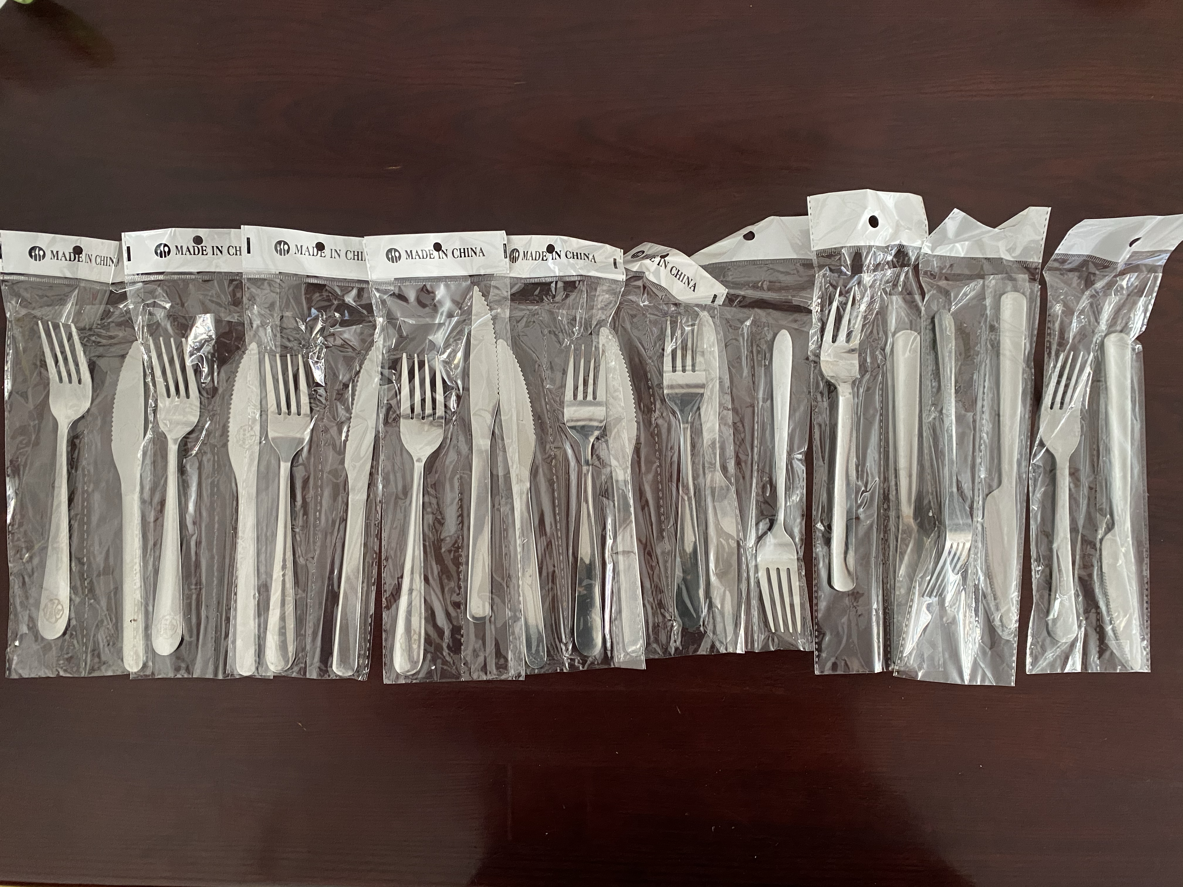 全新不锈钢刀叉10套，跟我说的是铬17,18的材质，我也不懂，以实际为准吧。反正质量挺好。正常一套三十多块 ...