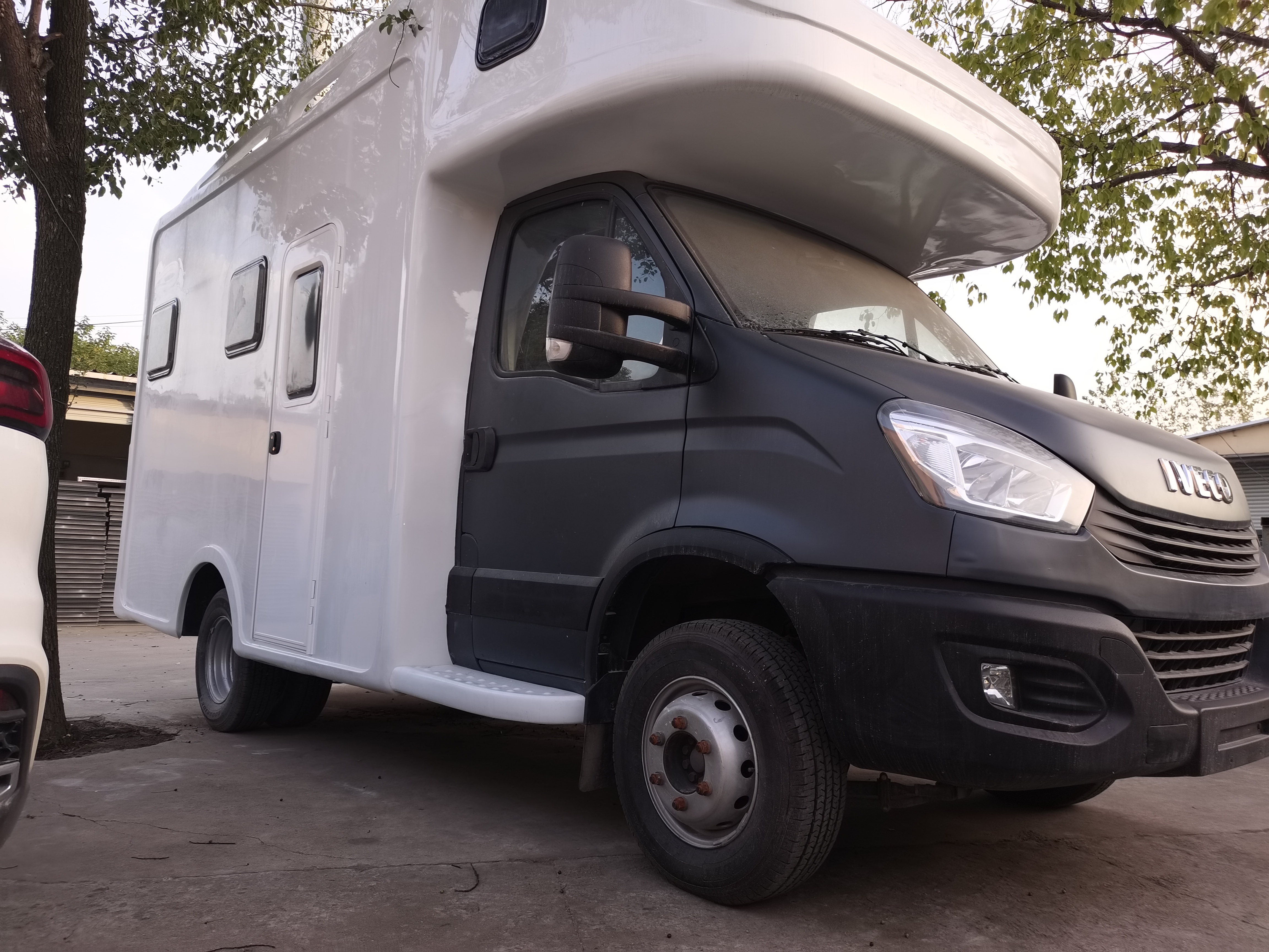 比普通4.5吨地盘高十公分左右