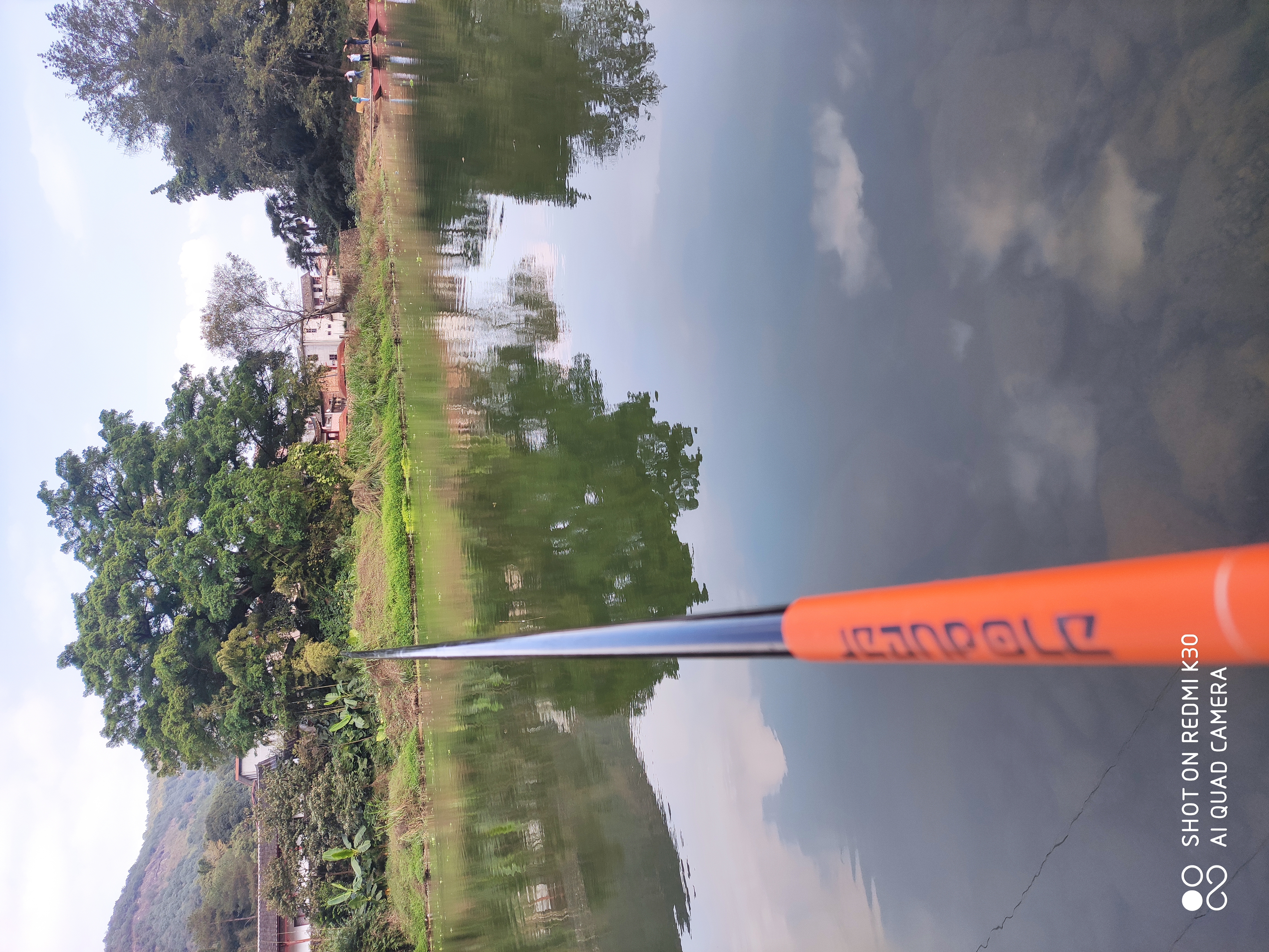 这里钓会鱼，可惜只是很小的溪鱼