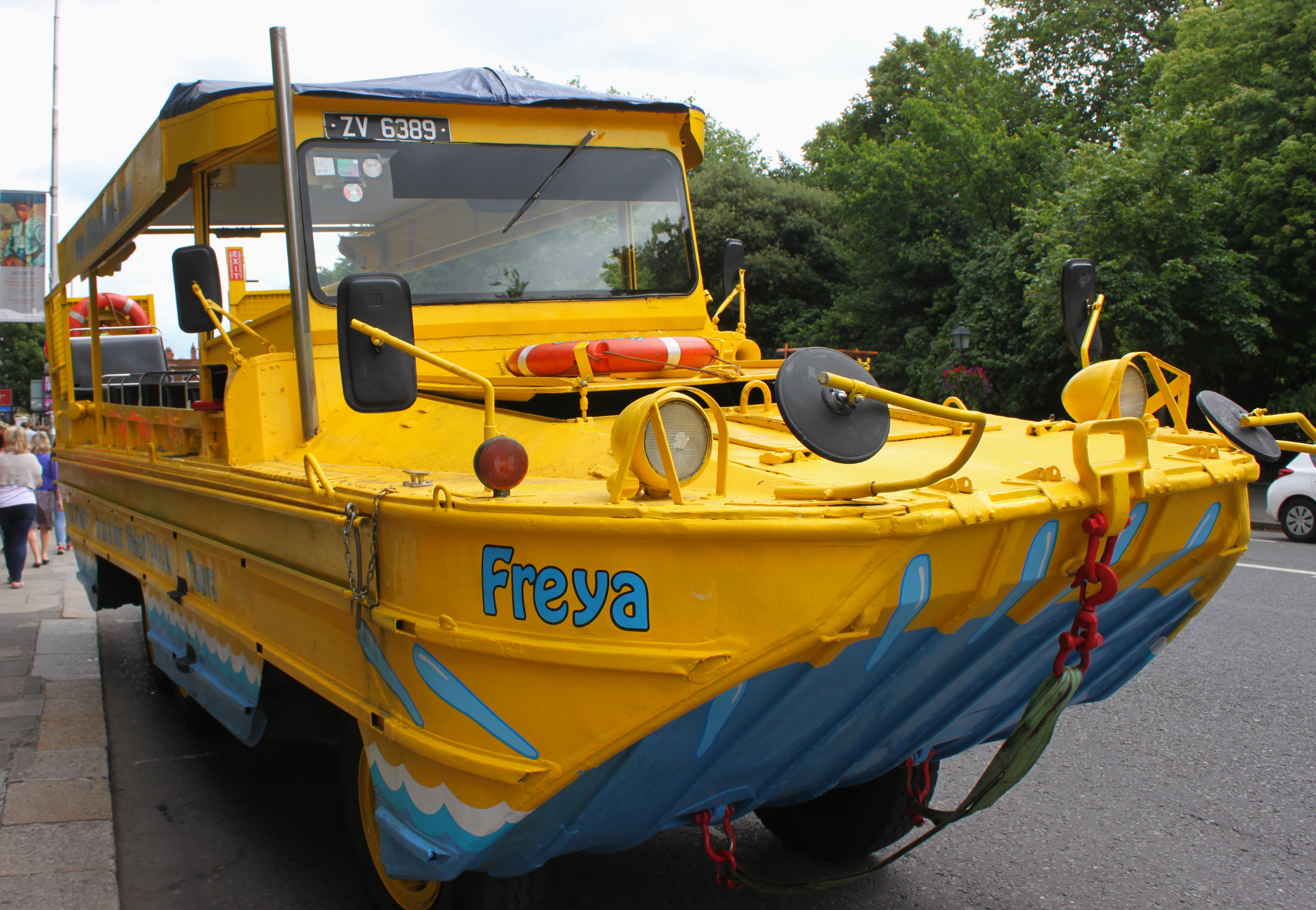 Amphibious_tourist_bus_in_Dublin.JPG